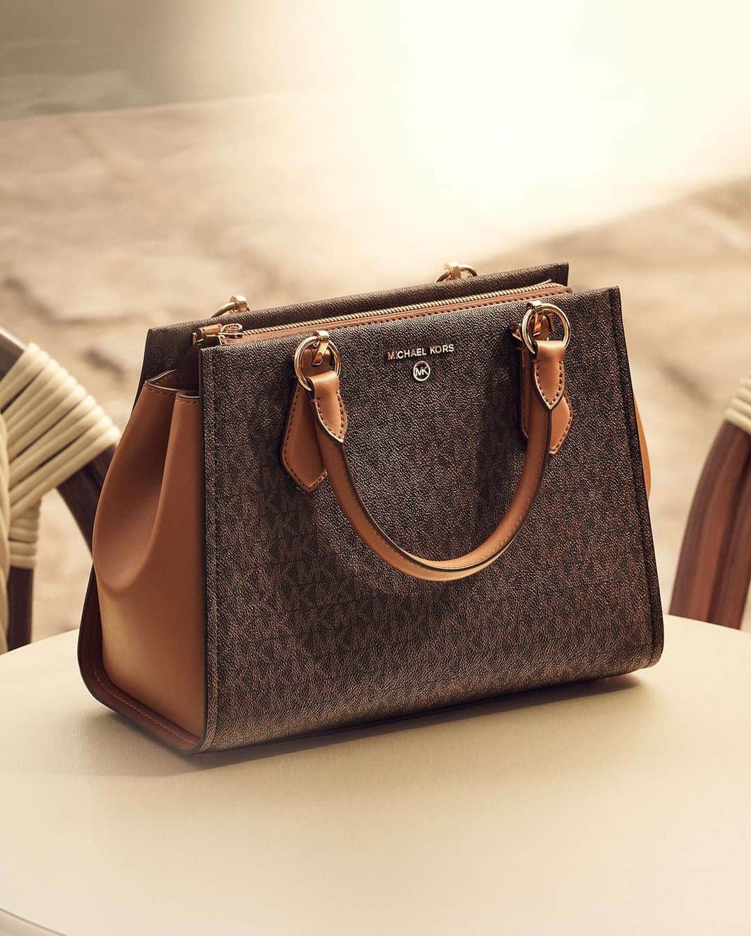 のインスタグラム：「The Marilyn bag gets a front-row seat. #MichaelKors  Photographed by @MaximePoiblanc」