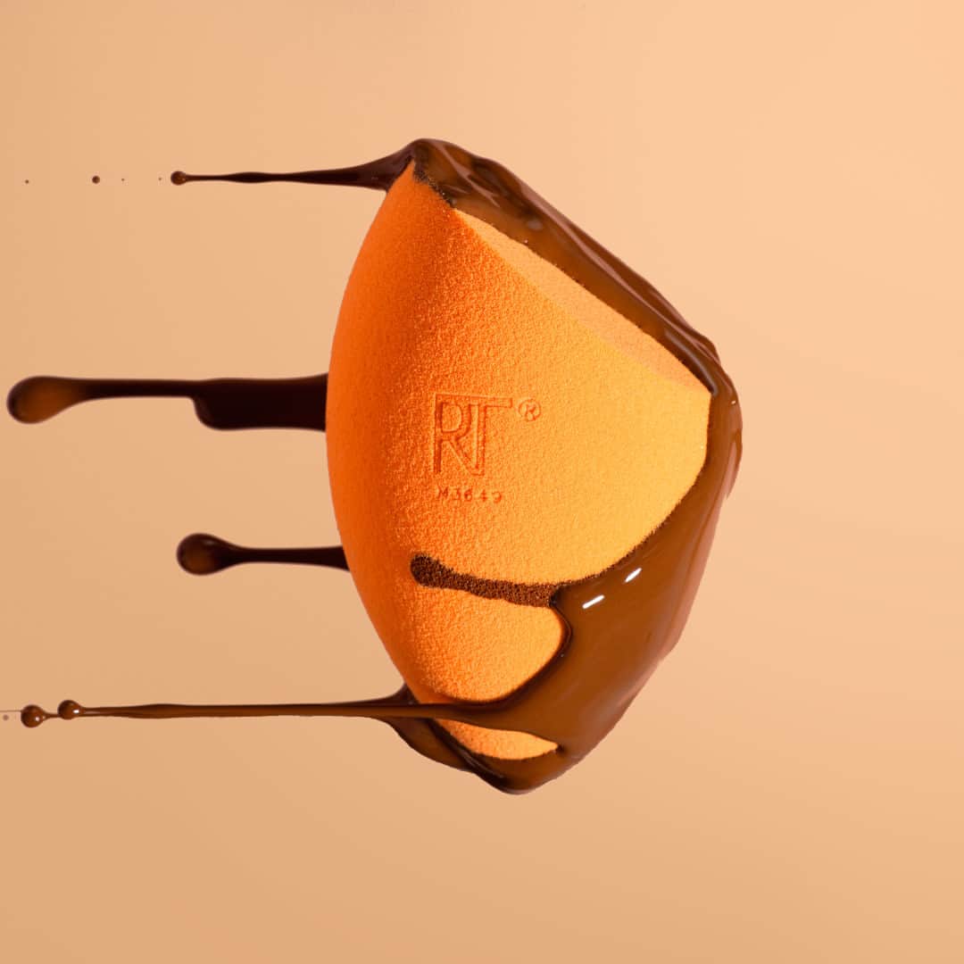 Real Techniquesのインスタグラム：「Seamlessly blended bases are our Roman Empire 😏 Anybody else check their blends all day long or is that just us?   Grab the Miracle Complexion Sponge for the OG glow 🍊」