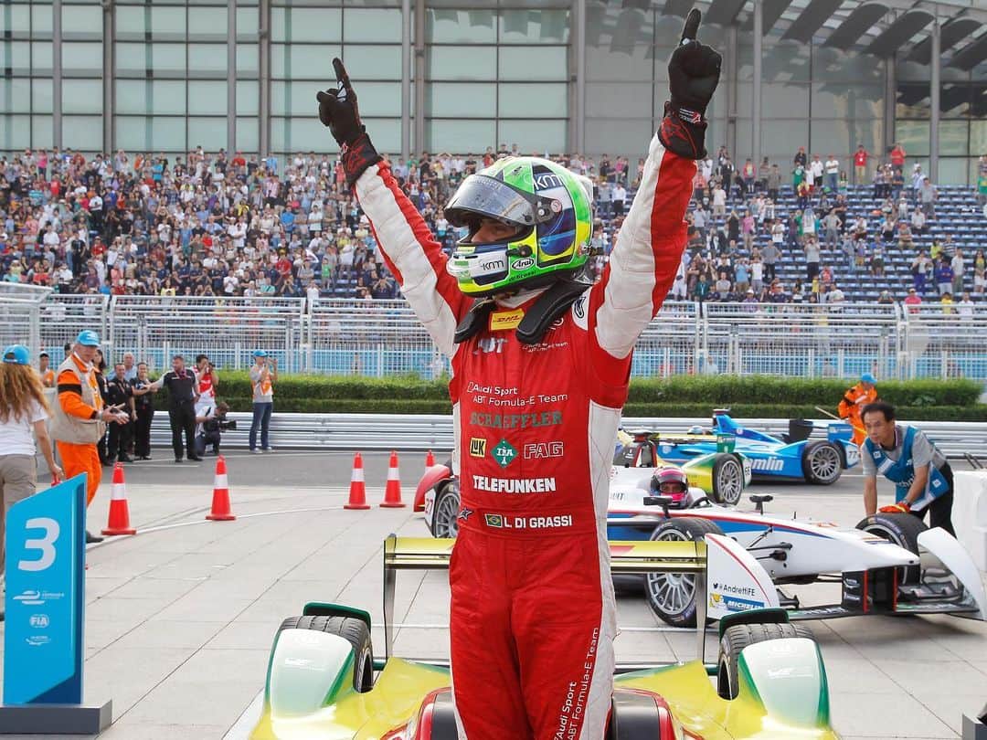 ルーカス・ディ・グラッシさんのインスタグラム写真 - (ルーカス・ディ・グラッシInstagram)「Together we wrote history. Now he is back home 🔥​  #ABTCUPRAFE #ABT #FormulaE」9月29日 23時00分 - lucasdigrassi