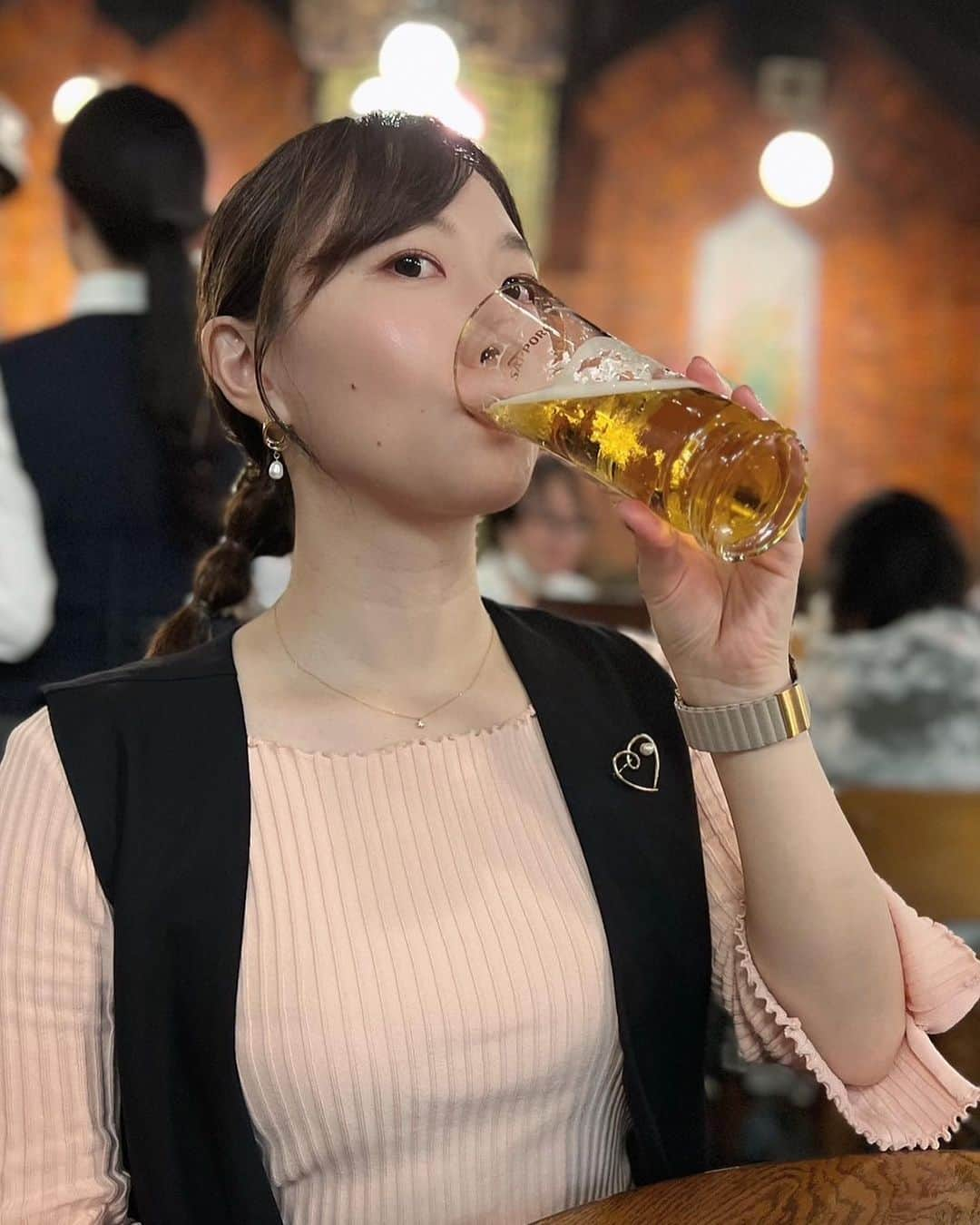 佐竹明咲美のインスタグラム：「. くぅ〜〜〜っ😆！！！となる前、 真剣に喉に流し込む🍺  Photo by @morishita__yukari   #ビール　  #ちなみにこの直前 #ザブンと銭湯へ♨️ #銀座にも昔ながらの銭湯あるんですね #いいお湯でした　#素敵な銭湯  #富士山の壁画を見ながら温まり #20円で3分間ドライヤーを使い #木のロッカーから荷物を取り出して #友達と待ち合わせる #そんな仕事終わり🍻  #最高」