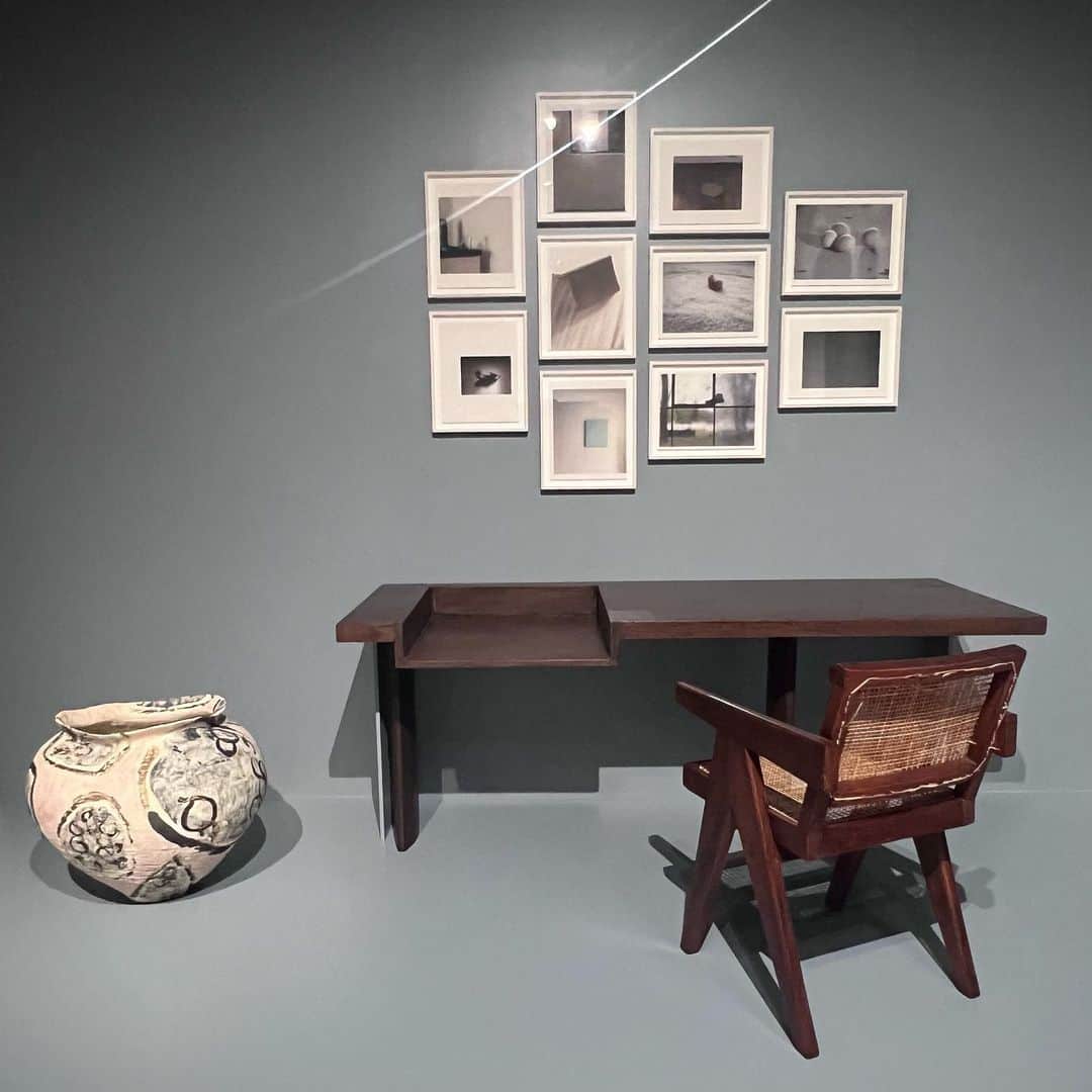 白石小百合のインスタグラム：「The ideal living space..with art🩵  理想の住空間✨素敵…🪑🖼️現代アートとル・コルビジェなどのアート家具とのコレクション展へ✴︎ご活躍のコレクター活動の一部をプレビューにて拝見してきました☺️˚✧₊⁎  アートは、心の栄養でもあり、新たな視点と気づき 自己との対話でもあると感じていますが…心のレンズとは言い得て妙なタイトル！コレクションの癖はその人の生き様を表しているようです🖼️  彼がコレクターになった5年程前、初めてピカソをオークションで買ったら紙だけが届いてびっくりして慌てて額を文具店に買いに行った…そんなかわゆい時代のエピソードも伺えました（笑） キュレーションも含め、見応えのある展覧会でした。  ここ数年で、日本にも現代アートコレクターが増えてきましたし、もっとふえていきそう、ますます面白くなってきました^ ^  #art #artcollector #artcollection  #takeuchicollection  #whatmuseum」