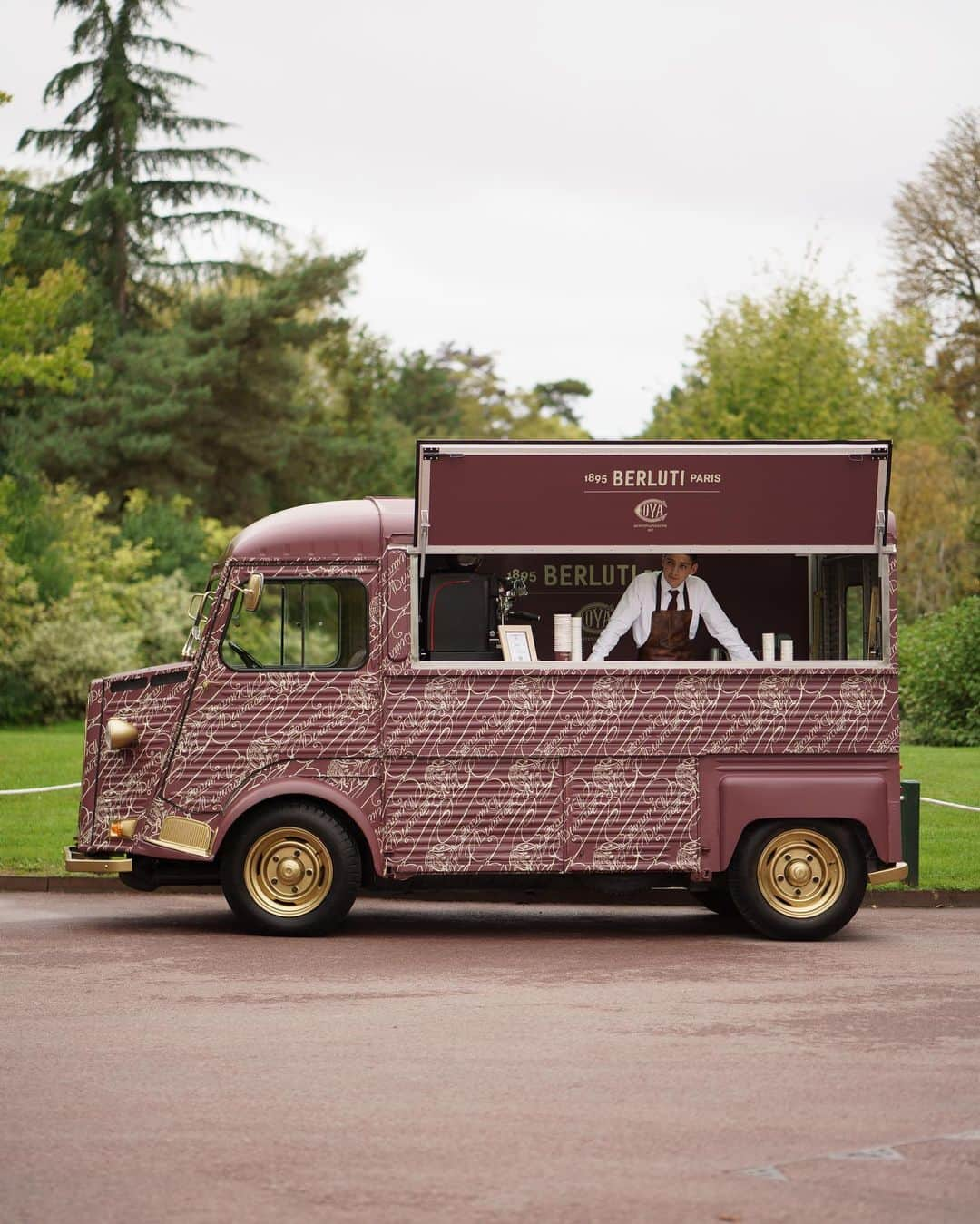 ベルルッティのインスタグラム：「- #BERLUTI x COVA COFFEE TRUCK -   To celebrate the launch of the new Toile Marbeuf travel line this month, Berluti is teaming up with @pasticceriacova to propose a tailor-made experience.   Especially dressed for the occasion, the Berluti x Cova Coffee Truck is stopping over at the historical and iconic Jardin d'Acclimatation to offer coffee to wandering Parisians and travellers.   Find us at @jardindacclimatation until this week-end and until October 3 at Pasticceria Cova Paris, 1 Rue du Pont Neuf,   Photography by @webstylestory    #BERLUTIxCOVA #BERLUTITOILEMARBEUF #JARDINDACCLIMATATION」