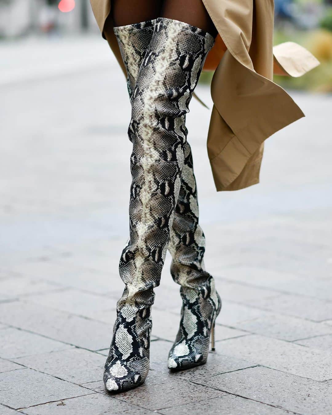スチュアートワイツマンさんのインスタグラム写真 - (スチュアートワイツマンInstagram)「Take your cue from influencers Steph Hui and Katya Tolstova and tap into the season’s over-the-knee boot trend. Spotted during Milan Fashion Week: Steph in our new VIDALAND BOOT — a high-heel iteration of our iconic LOWLAND BOOT — and Katya in the ULTRASTUART STRETCH BOOT. Crafted by SW artisans in Spain from innovative stretch-infused leather, both looks are engineered to deliver our signature sleek and flawless fit. Now available on stuartweitzman.com.​  ​  #StuartWeitzman @stxph.h #VIDALAND @katyatolstova #ULTRASTUART #MilanFashionWeek​  (Photos by Giovanni Mocchetti/BFA)」9月29日 22時54分 - stuartweitzman
