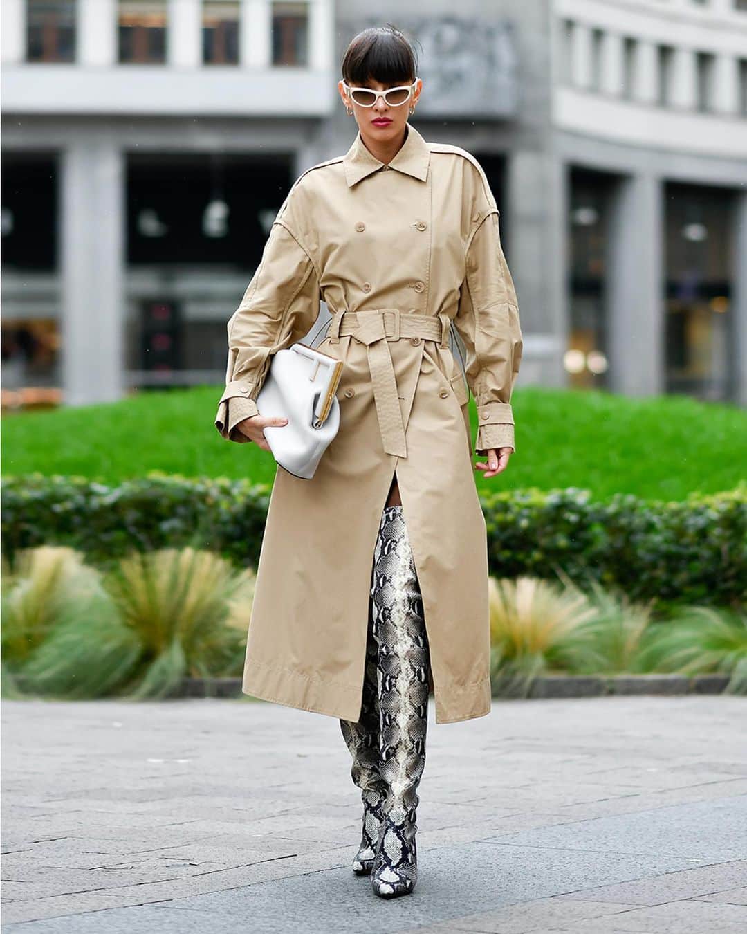 スチュアートワイツマンさんのインスタグラム写真 - (スチュアートワイツマンInstagram)「Take your cue from influencers Steph Hui and Katya Tolstova and tap into the season’s over-the-knee boot trend. Spotted during Milan Fashion Week: Steph in our new VIDALAND BOOT — a high-heel iteration of our iconic LOWLAND BOOT — and Katya in the ULTRASTUART STRETCH BOOT. Crafted by SW artisans in Spain from innovative stretch-infused leather, both looks are engineered to deliver our signature sleek and flawless fit. Now available on stuartweitzman.com.​  ​  #StuartWeitzman @stxph.h #VIDALAND @katyatolstova #ULTRASTUART #MilanFashionWeek​  (Photos by Giovanni Mocchetti/BFA)」9月29日 22時54分 - stuartweitzman