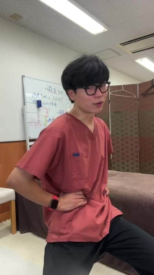 ゆう先生のインスタグラム：「同接640人超えの汗だく説法 若返りLIVE！！  他の投稿はこちらから @seitai_yu_kyoto   体操をやってくれたらぜひ🔥コメントで教えて下さいね😆  三日坊主から卒業したズボラ女性が多発中の完全無料の『愛美部』に入って健康キレイになるぞ！！という人はストーリーで愛美部情報をゲットして入部してきてね👍  共感、応援してくれる人はぜひ いいね👍 フォロー✨ 保存😎 お願いします😊✨ いいね👍保存が1番の励みになります！  ストーリーでは僕が日々やっているエクササイズの紹介やリール動画の解説、視聴者さんの質問回答&相談をしていますので必ず覗いてみてくださいね🔥  本質的に健康的になりたい人は保存マークがオススメです😆  ーーーーーーーーーーーーーーー 🔥情熱の治療家ゆう先生のプロフィール🔥 7年間の病院勤務で痛みや老化、美容の根本原因を解消せずに  『その場しのぎ』  のリハビリや処方をする現代医学に嫌気がさし、京都市伏見区で整体院悠を独立開業する。  スタッフのみお先生 @kyoto_seitai_yu  とともに京都のみならず全国からのお身体の悩みを改善し続けている。 ーーーーーーーーーーーーーーー  気になることがあればコメントに気軽にご質問くださいね😊 言いにくいことでしたら、直接DM頂いても大丈夫です👌  2日に1度22:00〜でInstagramで質問相談ライブ配信をしています！ぜひフォローして来てください😊 👌」