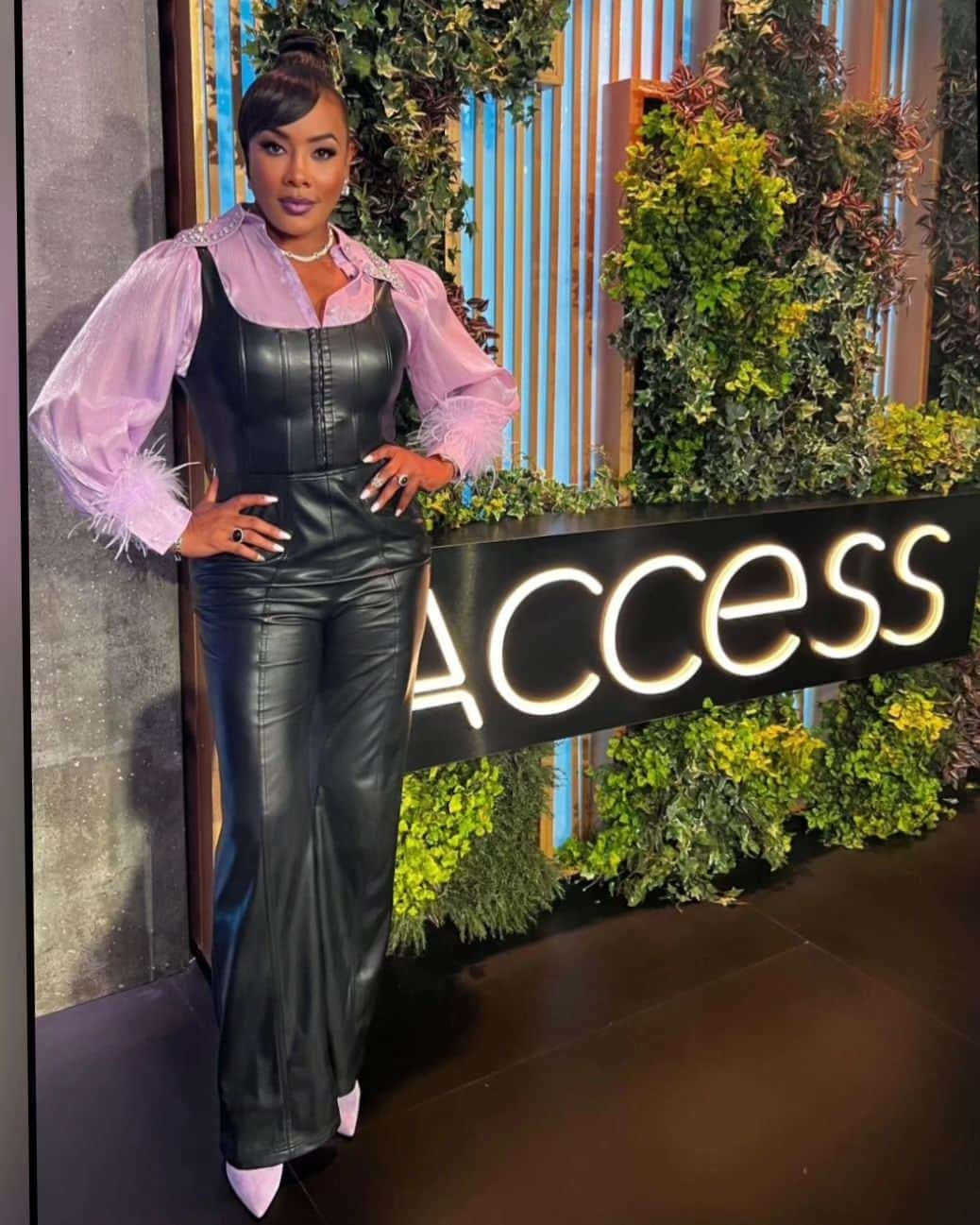 ヴィヴィカ・A・フォックスのインスタグラム：「TGIF Dawlings! Check me out 2day on #AccessDaily w FAB duo @mariolopez & @kithoover as we chat about my Directorial Feature Film Debut "1st Lady Of BMF The Tonesa Welch Story" airing only on @betplus Oct 5th & NEW talkshow #CROWNED airing Oct 2nd on @intheblacknetwork Next week is gonna be AMAZING 4 me! Rocking @aliceandolivia jumpsuit @bellofcalifornia shirt @gianvitorossi pumps @candyicejewelry Makeup/Pix @lbbeautybar Hair ME! #LifeIsGood #GodIsGood #Blessed #Respect #GurlPower #VivicaFoxHair #TeamVivica #TeamFox #MyGrindDontStop #LegitimateCareers #BossMoves #LoveWins #Host #DIRECTOR #ClassicBadChicks 🔥🖤💙💖🎬👸🏽🤑🔥」