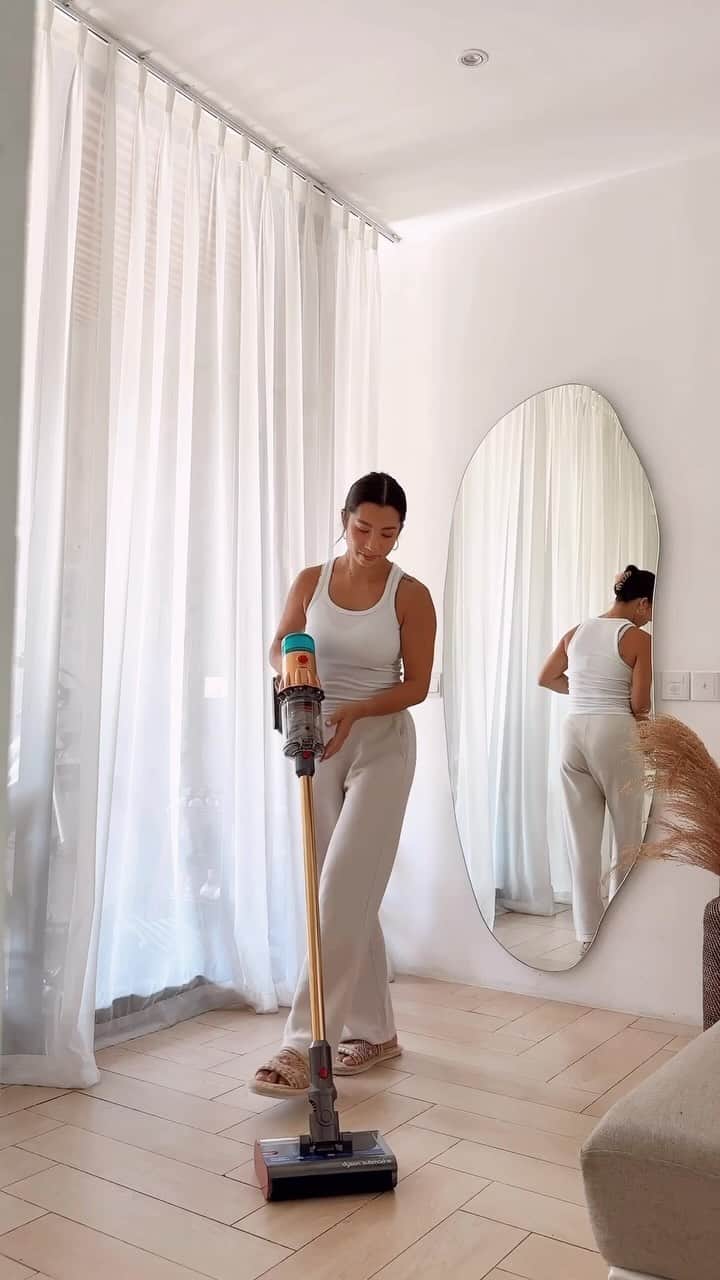 Jennifer Bachdimのインスタグラム：「From Chaos to Chic: A whirlwind day in my life with Dyson delight 💫🌪️🧹  Meet my new trusty sidekick - the Dyson V12s Detect Slim Submarine. It vacuums, mops, and conquers dust like a pro. And Glamping up on the go with Dyson Corrale straightener, because fabulous hair is a non-negotiable. 💃   They make every day an epic cleaning and styling journey! Get yours now at the Dyson Pop-up Store in Beachwalk, Level 1✨ #DysonID #adaywithMamaJen @dyson_id」