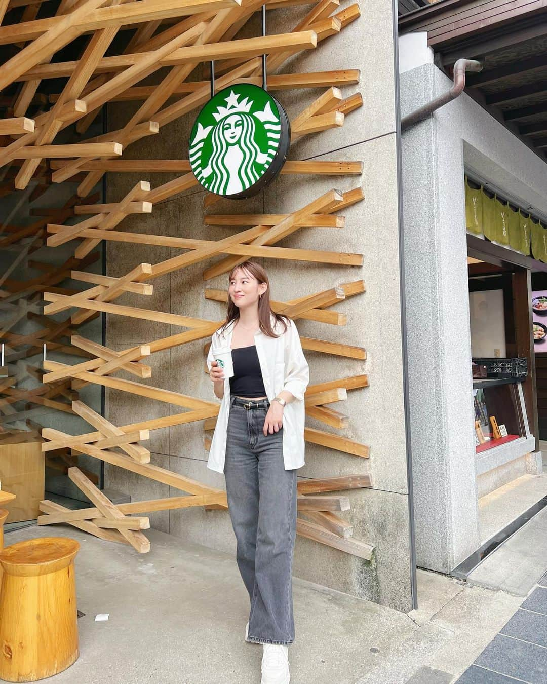 下田奈奈のインスタグラム：「旅行中のコーデ👖👟  旅行中はいっぱい歩きたいので スニーカー合わせでカジュアルに✌🏻  シャツもデニムも秋冬の展示会で 2色買いした超お気に入りたち🤭  ▫️シャツ @anuans.official  白と水色の2色買い🩵 普段はボタン閉じて着るんだけど ボタン開けてキャミとカジュアルに 合わせてみても可愛かった〜  ▫️デニム @naturalbeautybasic_official  ブラックとブルーの2色買い🩶 ちなみにこのデニム展示会でも人気過ぎて 数量オーバーでブラックオーダーできず… でも諦め切れずに発売開始してから普通に ネット注文してGETしました👖笑  それ位形が綺麗で履きやすい✨ 定価でも9,460円(税込)で10,000円切る👏🏻  パンプスと合わせても形が綺麗で 綺麗めにも履けて好き👡  #anuans #アニュアンス #naturalbeautybasic #ナチュラルビューティーベーシック #カジュアルコーディネート #デニムコーディネート #スニーカーコーディネート #旅行コーデ」