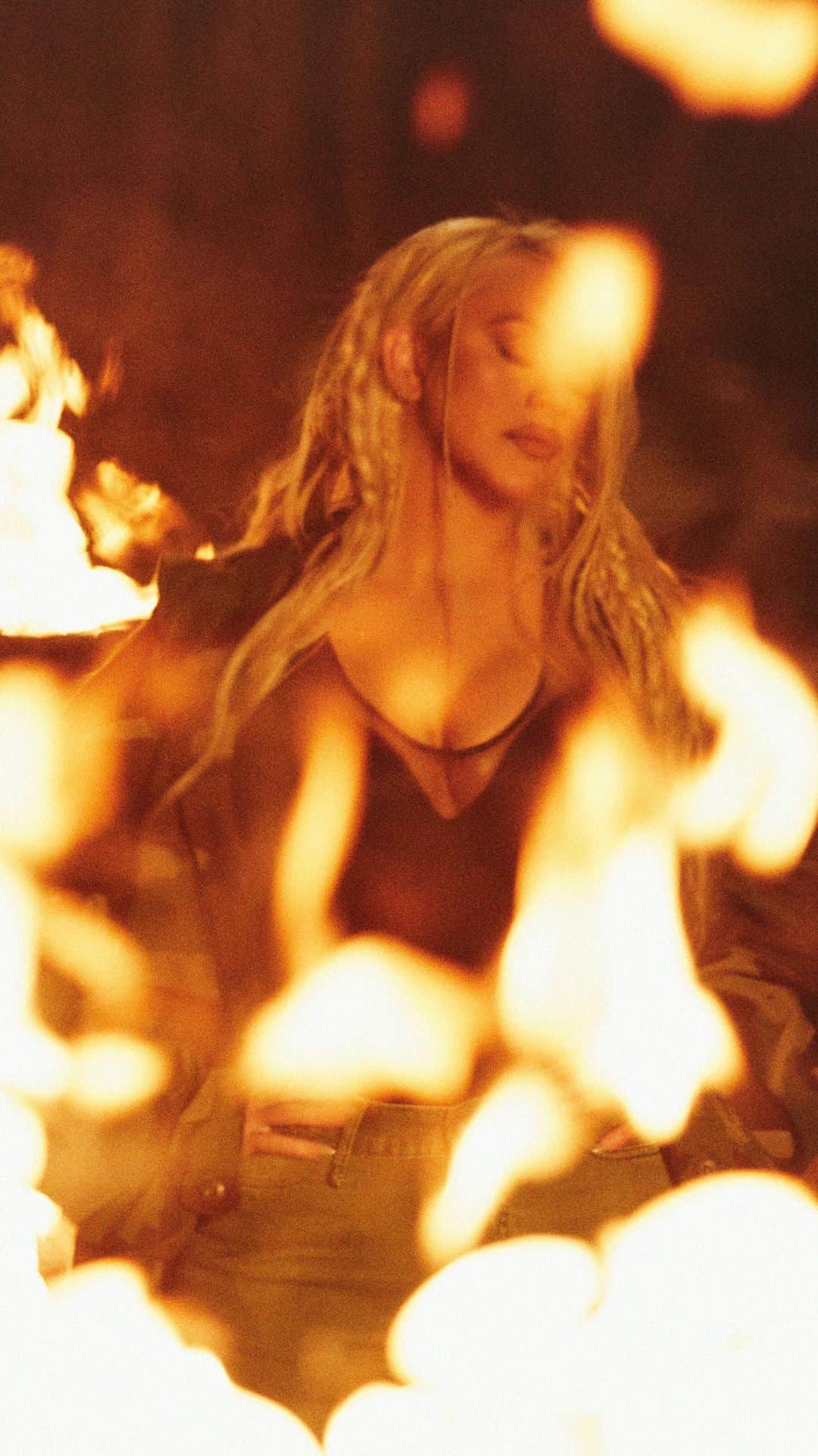 クリスティーナ・アギレラのインスタグラム：「One year ago, I made the conscious choice to embrace the power of forgiveness, and it illuminated my path, guiding me towards the light. 🕯️  “No Es Que Te Extrañe” allowed me to bring awareness on how unhealthy stagnant past grievances can keep you dwelling in dark thoughts and patterns. It’s only when you decide to move forward in forgiveness do you find your healing. ❤️  I want to extend my heartfelt gratitude to the Latin Recording Academy for recognizing the song with a nomination for Record of the Year. 🕊️ This nomination is not just a reflection of my artistry but also a testament to the love and support you, my incredible fans, have shown me throughout this transformative chapter.」