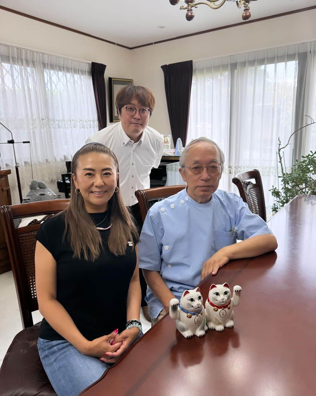 佐伯三貴のインスタグラム：「先日私も弟も従兄弟もみんながお世話になっているまごし産婦人科の馬越先生が40年間のお勤めを終わられると言うことでご挨拶に行ってきました😊  私が産まれてきて1番最初に会ったであろう馬越先生はとても優しくて私がゴルフを始めた時にはよく祖父と一緒にゴルフに連れて行ってもらいました🥰  初めてハーフ40台が出た時も馬越ご夫妻とでした😊  その時馬越先生が『三貴ちゃんより僕の方が先に40台で回ってるんだよ』って冗談混じりでみんなで笑ったのを懐かしく思います☺️  私の子供も先生に取り上げて貰いたかったのに🥲  残念🥺  兄は3人娘がいますが全員馬越先生が取り上げてくださいました😊  私の子供を取り上げてもらう夢は叶いませんでしたが、リタイヤされたらまたゆっくりゴルフ、旅行を楽しまれてください❣️  また私達ともゴルフ、お食事宜しくお願いします🥰  馬越先生40年間の本当にお疲れ様でした❤️  #レアキャラの兄登場　笑」