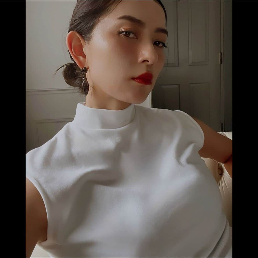 白澤貴子のインスタグラム：「What kind of person is a beautiful woman for you?  90年ほどの歴史を持ち、私も愛用しているフランスブランドのひとつである #ランコム が、多くの人々を魅了し続けるルーヴル美術館と前例のないスペシャルコラボレーションを実現させるというワクワクするニュースが駆け巡ったのはつい最近のこと。  モナリザやミロのヴィーナスなど、時間や場所を超越した多くの美しい女性・女神を所蔵するルーヴルと、「美は生きた芸術」と考えるランコムというタッグにより生み出された、時間や場所を超越しながら洗練された女性の美の定義。  それを堪能するべく、一足お先にメイクプロダクトたちを試させていただきました。 実際に使ってみた私が「ルーヴル コレクシオン」の生み出す女性像から個人的に感じたのは、力強く、それでいてしなやかさも感じさせる気高い佇まい。 それは私の目指したい女性の姿でもあります。  特に、マットと銘打ちながらもクリーミーでしっとりと密着し、鮮やかに発色してくれるリップには一瞬で虜に。 ちなみに使用色はバルトリーニの「ニンフとさそり」からインスパイアされたという196番。 この秋冬はあの美しい少女像を想いながらお出かけすることが日課となりそうです。  ラインナップはアイ＆フェイスパレット「リシュリューウィングパレット」、４色のリップ「ラプソリュ ルージュ ドラママット」、そしてアイコン美容液「ジェニフィックアドバンストN」のスペシャルパッケージの３つ。  すべて10月13日に全国一斉で限定発売だそう。  ぜひお見逃しなく。  #ルーヴルコレクシオン #LancomexLouvre #lancomemakeup #pr @lancomeofficial  @museelouvre」