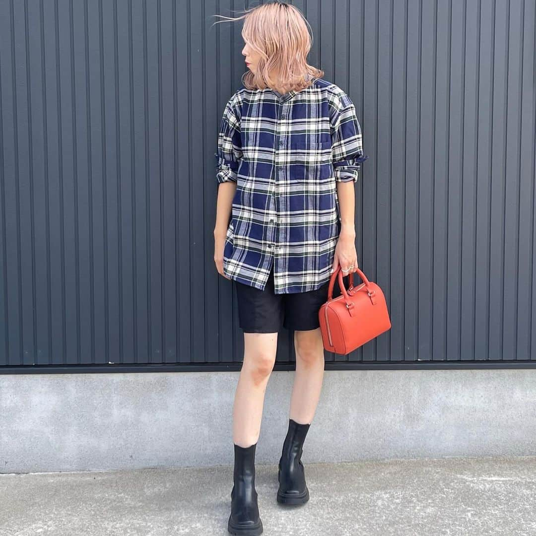 ryuu79hinaのインスタグラム：「秋支度〜🍁🍂 ・ ・ UNIQLOのフランネルチェックシャツ 今の気分はBLUE💙 シャツとSPANのバランス感がすき𓂃♡ ⋆⸜💡⸝⋆おすすめな着方⋆⸜💡⸝⋆ →襟を中に入れて首周りスッキリ ・ ・ size…Lサイズ カラー…67BLUE 商品番号：462406 ・ ・ #フランネルチェックシャツ #フランネルシャツ #ユニクロシャツアレンジ #uniqlo2023FW ━━━━━━━━━━━━━━━ #UNIQLO#ユニクロコーデ#ユニクロ新作#秋コーデ#フランネル#チェックシャツ#シャツコーデ#プチプラ#プチプラコーデ#コーデ記録#ママコーデ#大人カジュアル#大人シンプル#大人スタイル#カジュアルコーデ#シンプルコーデ#着回しコーデ#ブーツコーデ#ブーツ女子」