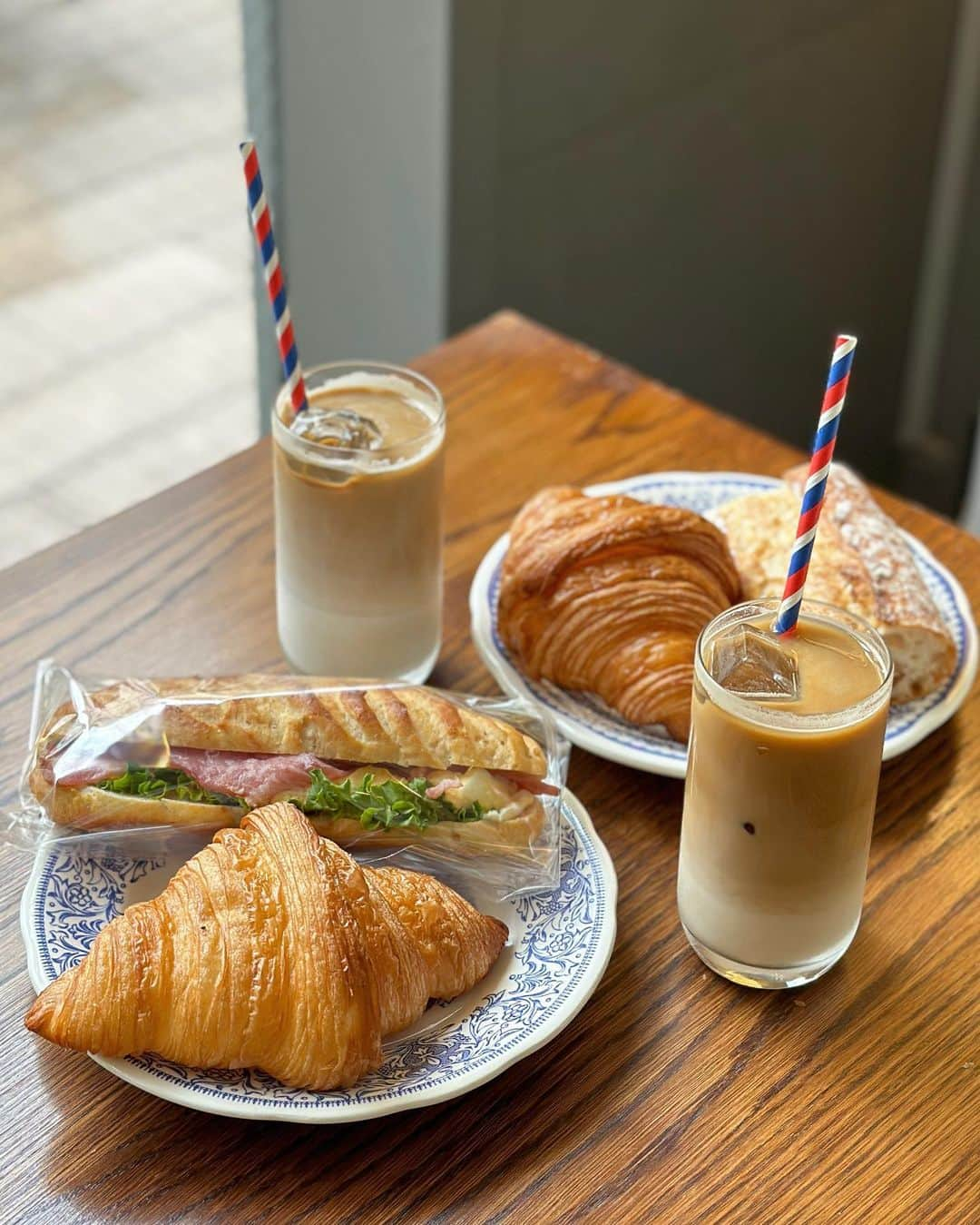 松岡美沙のインスタグラム：「🥐☕️ . . 朝活大好きマン🤭 . クロワッサンのためにフランスに行きたいねと話した日🥐 . . 📍メゾン・ランドゥメンヌ ( @maisonlandemaine_jp ) 〒106-0041 東京都港区麻布台3-1-5 . . . #朝活 #朝活カフェ #パン屋さん #六本木 #麻布十番 #六本木カフェ #麻布十番カフェ #メゾンランドゥメンヌ #maisonlandemaine #クロワッサン #カヌレ #カフェラテ #cafe #coffee #coffeetime #happy #cute」