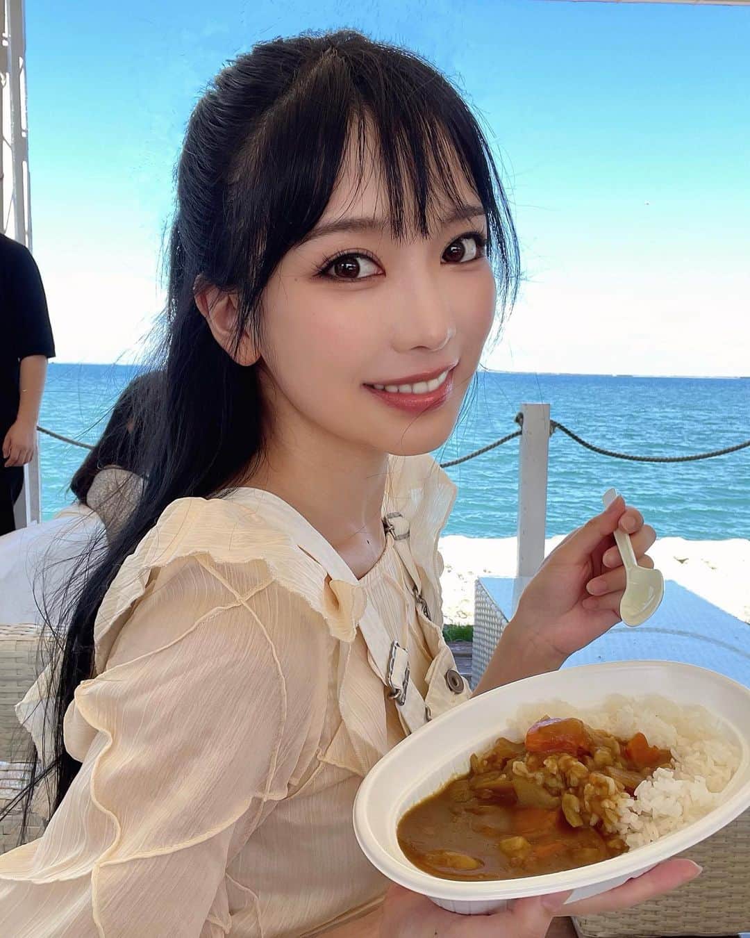 のインスタグラム：「おはよう！！🌊 海でカレー（笑） . お米好きやけん美味しい( ¯꒳​¯ )ᐝ . 今日もいちにち！！！✊🏻 ̖́-‬ . . tops: #sly  . #沖縄 #沖縄観光 #海 #summertime」