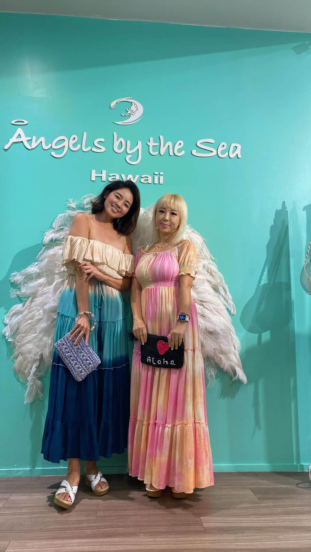 Angels By The Sea Hawaii Waikiki Based Boutiques ?Original clothing designed のインスタグラム：「インスタLIVE「タイダイドレス コーディネート @angelsbythesea 」  MC🎙️ cottoncandy_o0.0 @mayumi_hawaii  👗 @angelsbythesea   @angelsbythesea has been Hawaii’s resort fashion brand based in Honolulu, Hawaii, since 2010. Please visit our online store 🌺www.angelsbytheseahawaii.com Owner Designer Nina Thai (Miss Waikiki) @nina_bythesea (日本語勉強中📚🙇🏻‍♀️) Please feel free to tag your pic for a chance to be featured!  ハワイのリゾートファッション、 エンジェルズバイザシー はミスワイキキである Nina Thai によって作られたハワイオリジナルファッションブランドです🌴日本語ウェブサイトはこちら www.angelsbytheseahawaii.jp  ハワイやリゾートファッションが好きな人は是非私達のアカウントをフォローして下さい🙌また私達の商品をポストする際にタグ付けしていただいたら私達からリポストされるチャンスがあります  #angelsbytheseahawaii #angelsbythesea #resortwear #hawaii #waikiki #supporthawaii #sheratonwaikiki #bandeau #palmleaves #hawaiibeaches  #ハワイ #ワイキキ #カイルア #ラニカイビーチ #シンプルコーデ #ハワイ好きな人と繋がりたい #エンジェルズバイザシーハワイ #エンジェルズバイザシー #リゾートファッション #ハワイに恋して #ハワイ限定 #シェラトンワイキキ #ワイキキビーチ」