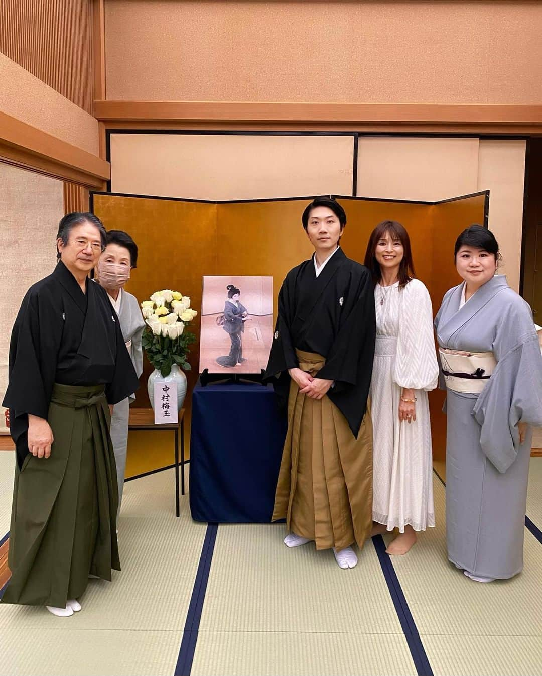 藤田りえさんのインスタグラム写真 - (藤田りえInstagram)「花柳福邑師十三回忌追善 「花柳寿寛聖の世界」にご招待いただき観劇してまいりました。 ⁡ ⁡ 寿寛聖(じゅかんせい)さんは、福邑(ふくむら)氏の晩年のお弟子さん。 福邑さんにとって男性のお弟子さんは寿寛聖さんを含め2人だけだそう。 ⁡ ⁡ 2時間あまり、寿寛聖さんの世界観に浸りました。 端正な尊容(そんよう)、 洗練された立ち居振る舞い、 凛とした目つき、 美しい間(ま)… これこそ！あっという間の時間。 ⁡ ⁡ 私が寿寛聖さんと知り合ったのは約20年前。 寿寛聖さんのお父様、寿寛先生に日本舞踊を教えていただいていたのがきっかけです。 ﾜﾃｸｼ、まぁーーなかなか踊りが覚えられない出来の悪い生徒でしたけども。 ⁡  当時、寿寛聖さんは中学生で…その頃から品の良さと賢さがダダ漏れでした(語彙力迷子 今回初めてお一人での踊りを観させていただき、涙が出そうになりました。 勝手に、もうほんま勝手に親心。 ⁡ ⁡ 寿寛聖さんのご両親で 私の先生でもある 花柳寿寛先生、 花柳佳枝広先生、 お姉様の 花柳寿寛福さんにも 久々にお目にかかれて嬉しかったなぁ。 ⁡  寿寛福さんの紅碧(べにみどり)色のお着物もとっても素敵でした♡ ⁡ ⁡ 会場となったのは 新橋演舞場の前にある 老舗料亭「新ばし 金田中」 横山大観の掛け軸や襖絵なども観賞できるお部屋です。 ご縁がないとなかなか入れないので 貴重な体験！ ⁡  寿寛福さん、この度はありがとうございました。 今度ランチご一緒しましょーー！！ ⁡ ⁡ アナウンサーらしく綺麗にまとめたかったのに、ところどころ我慢しきれずﾘｴﾀﾝ節が出てしまってごめんなさい。 ⁡ +:-:+:-:+:-:+:-:+:-:+:-:+:-:+:-:+ threadsでは、インスタとは違ったことをつぶやいています プロフィールトップの@マークをタップしてみてね。 ⁡ #花柳寿寛聖さん #花柳寿寛先生 #花柳佳枝広先生 #花柳寿寛福さん #花柳福邑さん #花柳流 #新ばし金田中 #金田中 #横山大観 ⁡」9月30日 8時31分 - rie_fujita.ana