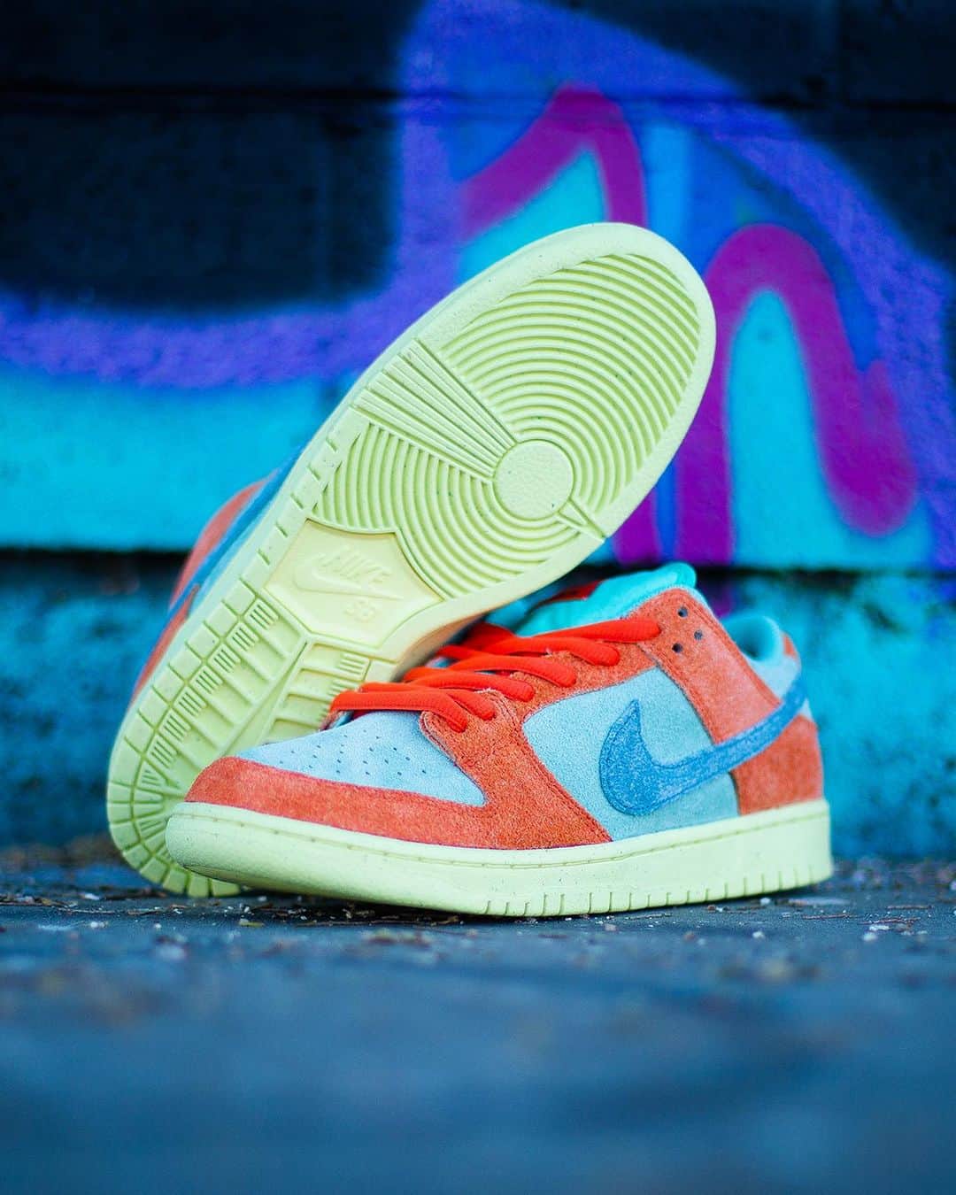 The Berricsのインスタグラム：「Constructed almost entirely of fuzzy suede, this Dunk packs retro appeal and then some. Vibrant colors like Orange and Emerald Rise boost the fabric's allure. And for the cherry on bottom: a Lemon Chiffon outsole.  ENTER THE RAFFLE NOW 🔗LINK IN BERRICS CANTEEN BIO🔗  Winners will receive a notification October 2nd. - This raffle registration is limited to one entry per person per style. Any multiple entries from one person will be disqualified. Raffle winners will be contacted via Email which will include instructions on payment details. If you do not comply with stated instructions, your chance to purchase will be forfeited. No refunds or exchanges will be entertained. Complete set of rules are available on the raffle entry link.  #berrics #skateboardingisfun」