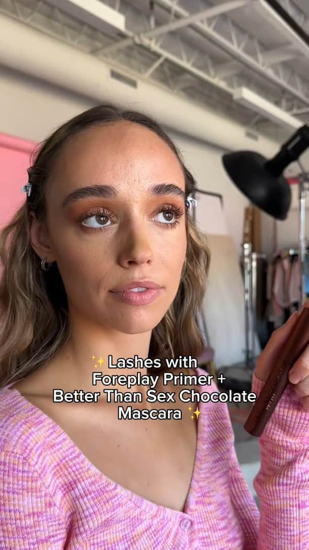 Too Facedのインスタグラム：「Have you tried our NEW Foreplay Mascara Primer yet?! 👀🖤 This primer pairs perfectly with mascaras like our Better Than Sex Chocolate 🤎😍 #toofaced #tfcrueltyfree #betterthansexmascara #mascara #mascaraprimer」