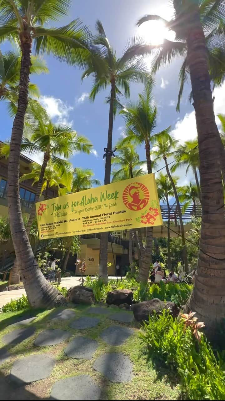 Belle Vie Hawaiiのインスタグラム：「本日ハワイはアロハフライデー🤙 ロイヤルハワイアンセンターの人気店は 相変わらずの行列です👀  そして明日は アロハフェスティバルのフィナーレを飾る フローラルパレード💐 ハワイ滞在中の方は必見です😘  皆様、楽しい週末を❣️  ＼ホワイトニング歯磨き粉セール／ スーパースマイル10%OFF❗️ WEBセール本日最終日📣 クーポンコード: SML927 セール期間: 9月30日（土）まで ※WEB本日最終日/店頭明日まで ※WEB注文は上記クーポン使用で割引  店頭営業時間: 10am-9pm 無休 上記以外にも店頭だけのお買い得商品多数あり🉐 詳しくは店頭でお尋ねください  Open Daily 10am-9pm Instagram in English @belleviehawaii.en   #alohafriday  #alohafestival  #ロイヤルハワイアンセンター  #ディーンアンドデルーカ  #ミッフィーコラボ  #ステューシー #アイランドヴィンテージシェイブアイス  #アロハフェスティバル  #ハワイ旅行  #ハワイ好きな人と繋がりたい」