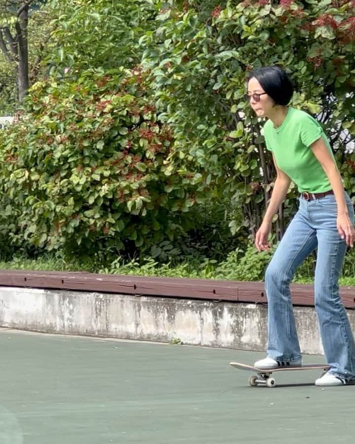 キム・ナヨンのインスタグラム：「신우 스케이트 보드 가르치다가 갑자기 내가 탈 수 있게 됨 🛹🛹🛹🍯」