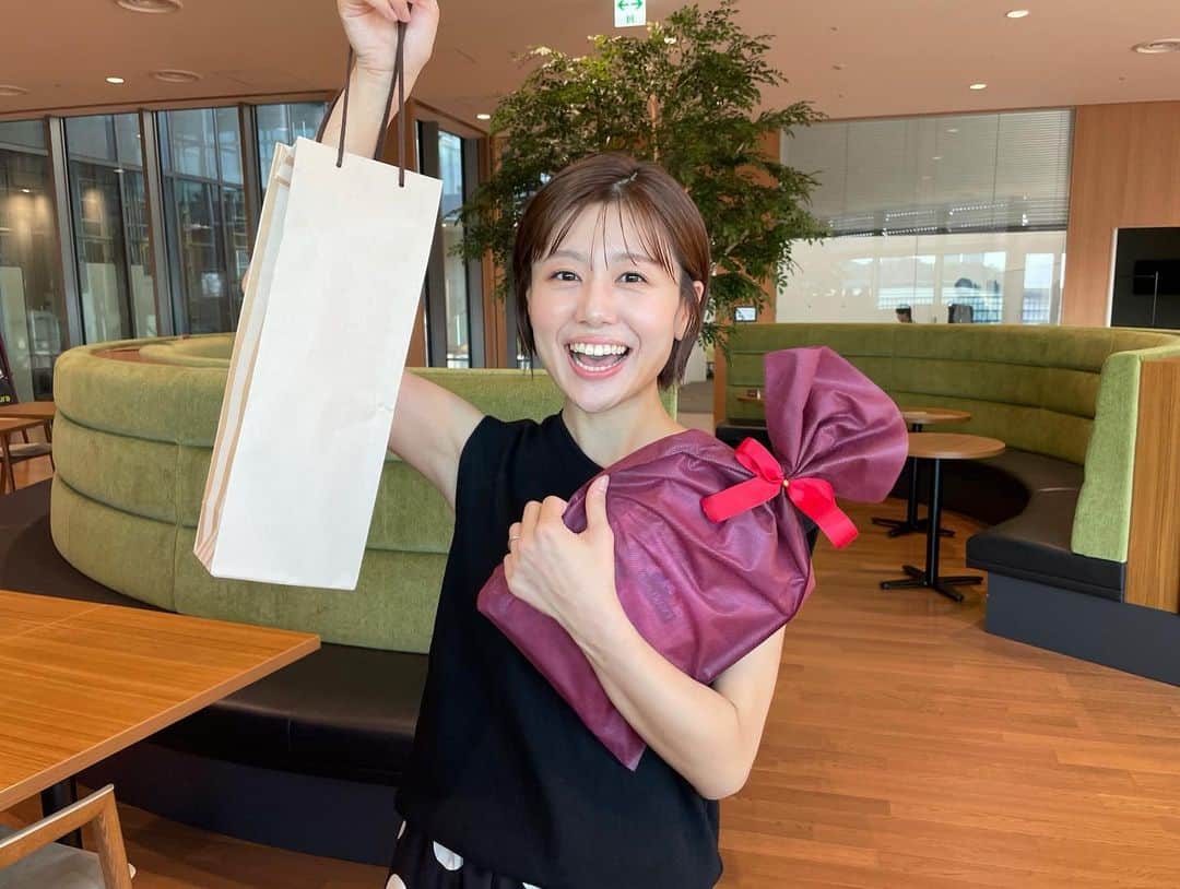 澤口実歩のインスタグラム：「ミヤネ屋オンエア終わりに スタッフさんにお祝いしてもらいました🥹28歳‼︎ 感謝です。  昨日は宮根さんお休みdayのため 代打メインMCを担当しました。  西山さん、コメンテーター席の明大さん。 アナウンスセンターの先輩方に囲まれて安心😮‍💨  今年もあと3ヶ月ですが、 引き続き、「ミヤネ屋」宜しくお願いします‼︎  #ミヤネ屋 #アナウンサー #読売テレビ #ytv #大阪 #osaka #誕生日 #28歳」