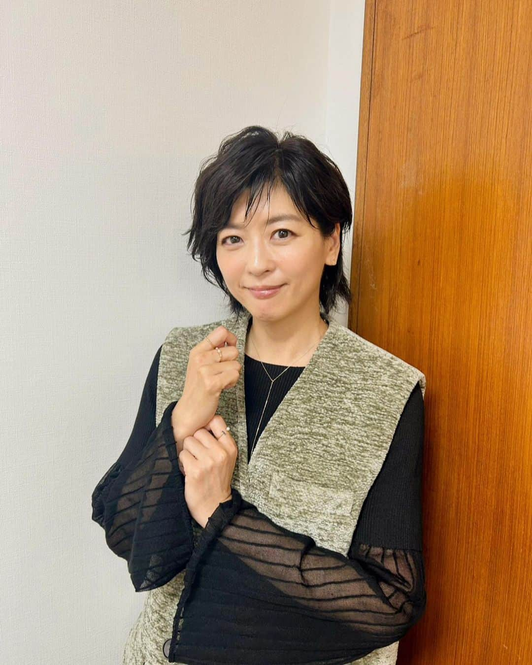 中山忍さんのインスタグラム写真 - (中山忍Instagram)「「CHANTO WEB」  じっくり時間をかけて 丁寧にインタビューして いただきました 知りたい！伝えたい！と 「CHANTO WEB」さんの熱量を 強く感じました  幼少期から現在までを 振り返る良い機会となり これからの未来も 楽しく描けそうな 豊かな気持ちになれました  #働く女性のメディア 「#CHANTOWEB」  お時間ありましたら ぜひお読みくださいませ！  ベスト @tela_official ニットワンピース @neuna_official アクセサリー @agate_official シューズ @charleskeith_jp」9月30日 8時58分 - _shinobu_nakayama_