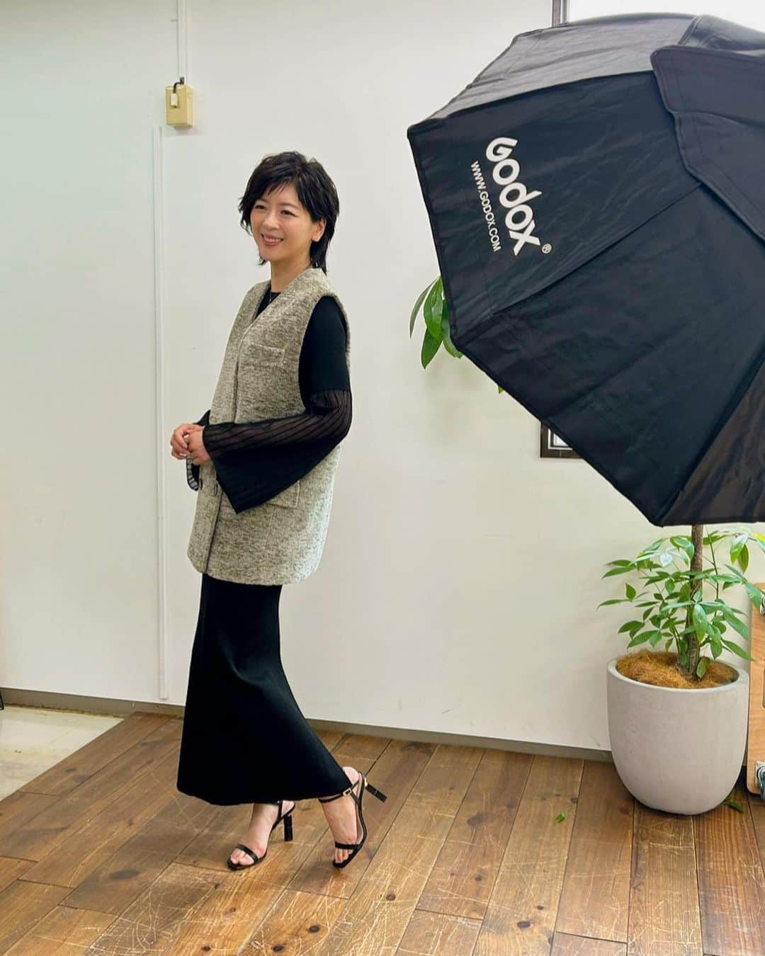 中山忍のインスタグラム：「「CHANTO WEB」  じっくり時間をかけて 丁寧にインタビューして いただきました 知りたい！伝えたい！と 「CHANTO WEB」さんの熱量を 強く感じました  幼少期から現在までを 振り返る良い機会となり これからの未来も 楽しく描けそうな 豊かな気持ちになれました  #働く女性のメディア 「#CHANTOWEB」  お時間ありましたら ぜひお読みくださいませ！  ベスト @tela_official ニットワンピース @neuna_official アクセサリー @agate_official シューズ @charleskeith_jp」