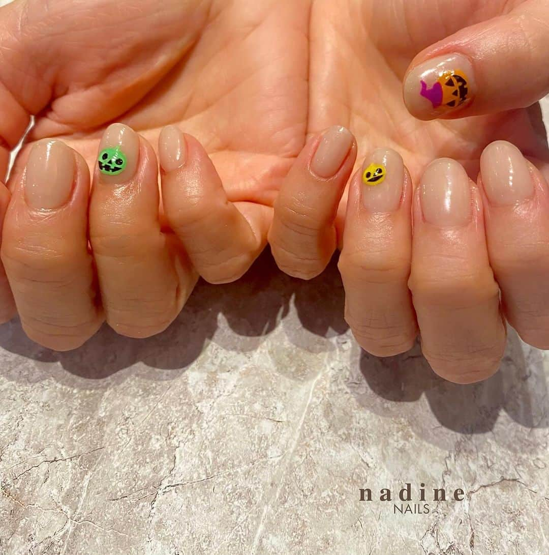 nadineNAILSさんのインスタグラム写真 - (nadineNAILSInstagram)「🎃🎃͙🎃🌙  ありがとうございます☺︎꒡̈⃝⌄̈⃝¨̮   #ハロウィンネイル   #イベントネイル  #秋ネイル   #halloweennails   nail sheet 🪐‪ @lavankomono   *─────────────────────────*   * * * #個性派ネイル #シンプルネイル #ミラーネイル #オシャレネイル #大人ネイル #恵比寿ネイルサロン #nailstagram  #autumnnails #ebisunailsalon #newnails  #nadinenails #美甲 #tgel #젤네일 #네일아트 #네일스타그램 #인기네일 #btsyoko #이달의네일 #가을네일 #핼러윈」9月30日 8時59分 - nadine_nails_