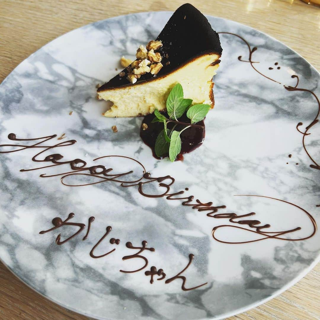 梶恵理子さんのインスタグラム写真 - (梶恵理子Instagram)「くみちゃんが少し早めの誕生日🎂を 祝ってくれました🥹🩷🩷🩷  まさかすぎて感動…！！！ まだちょっと先なのに本当にありがとう😭😭  くみちゃんも同じく経営者としてもお仕事してて 子供も同い年だからお互い色々話せて高め合えて…！ 本当に仲良くなれて嬉しい🥹🤝🏻  また近々仕事でも会えるから楽しみだな〜ん🧸💓💭  #かじえり#くみっきー」9月30日 8時59分 - kajierimakeup