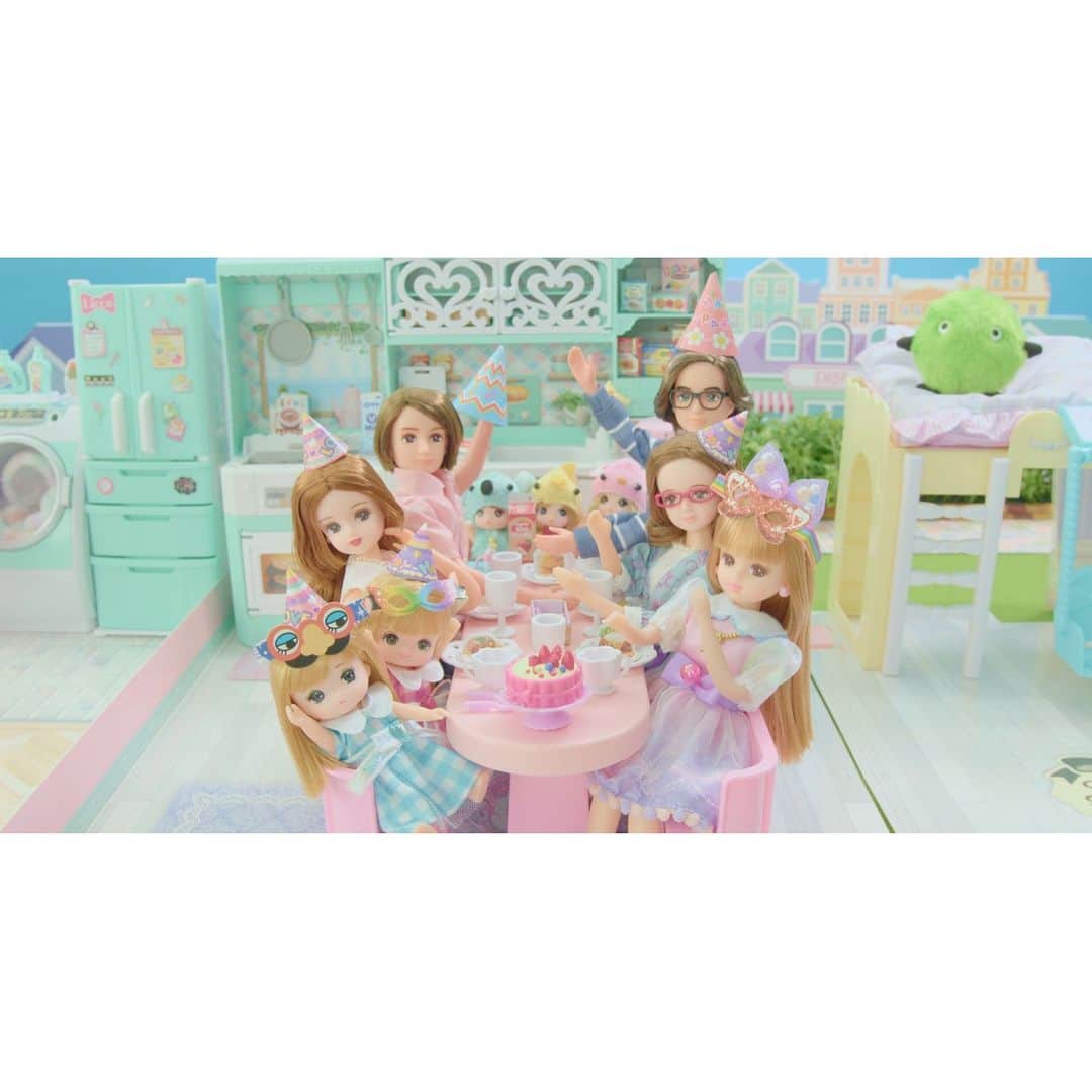 のインスタグラム：「ボンジュール♪ 今日はリカたちの新しいおうちで引っ越し祝いのパーティーよ☆ とっておきのパーティーグッズで家族みんな大盛りあがり！ あ、パパ、りんごジュースとって～♪  リカたちの新居について詳しくはこちら♪ https://licca.takaratomy.co.jp/products/house/lamaizon/  #ブランコとすべりだいのあるラメゾン #リカちゃん」