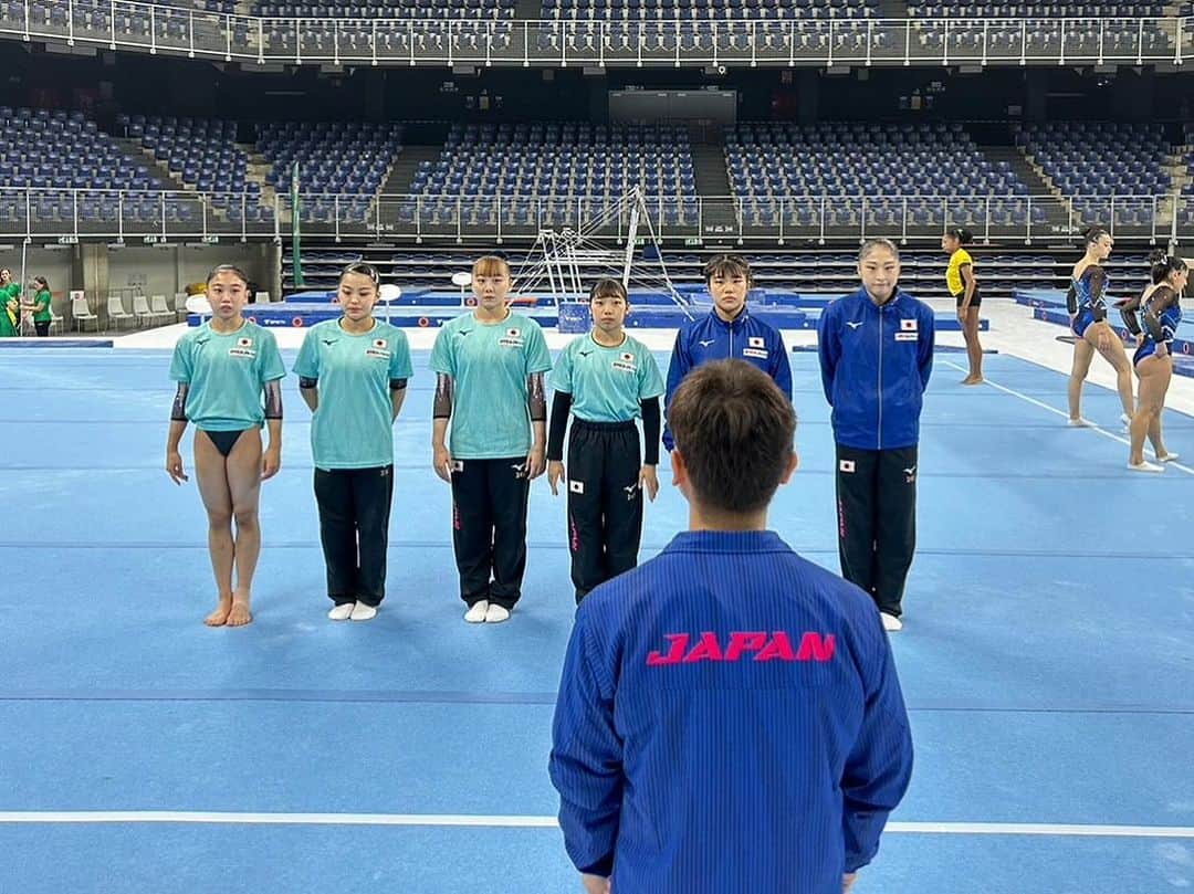 日本体操協会さんのインスタグラム写真 - (日本体操協会Instagram)「#世界体操2023   女子ポディウムトレーニング終了しました！🇯🇵 いよいよ試合がスタートします🔥 アジア大会の勢いをもらってまずは男子予選から…💪🏻 応援よろしくお願いします！  ✨宮田笙子✨ 世界選手権に戻ってきて、ワクワクしている気持ちと、緊張の両方を感じています。パリの出場権がかかった試合になるので、あと2日の練習で調整して、まずは予選に全てをかけたいと思います。  ✨岸里奈✨ 跳馬で少しひやっとしたんですが4種目目のゆかまでできたので、試合までに調整して、最高のパフォーマンスができるようにしたいです。  ✨畠田千愛✨ ポディウム練習に合わせて調整して、今日4種目確認できたので、あと2日の練習しっかりあわせて挑みたいと思います。  ✨深沢こころ✨ コンディションはだんだん上がってきています。器具への細かいあわせなど確認しながら、予選でベストパフォーマンスが出せるようにやっていきたいと思います。  ✨芦川うらら✨ 2年ぶりの代表で世界選手権のポディウム練習は、少し緊張したんですけど、そのなかで会場の雰囲気も楽しんで自分の演技も出せました。チーム力も団結してきているので、しっかりみんなで盛り上げて試合を楽しんで行きたいとも思います。  #体操ニッポン #ARTWorlds2023 #Antwerp2023  @antwerp2023  @figymnastics」9月30日 9時00分 - gymnasticsjapan