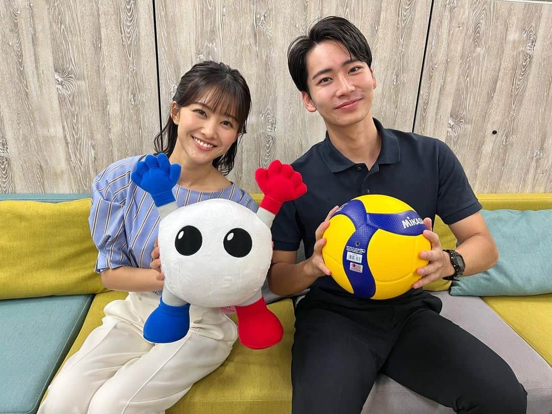フジテレビアナウンサーのインスタグラム：「. 今夜、ワールドカップバレー男子が開幕🏐 パリ五輪の切符をかけた戦いが始まります！  初戦は今夜７時からのフィンランド戦！ 新人アナ２人もエールを送ります☺️ 一緒に応援しましょう📣✨  #フジテレビ #ワールドカップバレー2023」