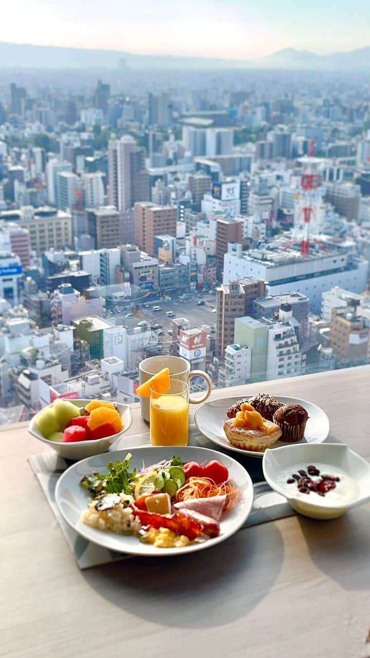 スイスホテル南海大阪のインスタグラム：「おはようございます。くろにゃん(@kuronyan2017)です🐈‍  朝食は36Fにあるモダンヨーロピアンダイニング「Table36」のブッフェ❣️  新鮮な野菜、シャルキュトリー、チーズ、カリカリベーコン、好きな具を選んで作ってもらうオムレツがとろり😍  さまざまなパン、フルーツ、もちろん和食もスタンバイ。6分ゆで卵と10分ゆで卵があるのすごい👏  朝も絶景✨✨ この朝食のために宿泊したい❣️  Rise and shine! Kuronyan here🐈‍  Let's check out the breakfast buffet at the hotel's topmost floor Table36!❣️  The Sky Farm vegetables, charcuterie, cheese, crispy bacon and a build your own omelette station! There's a variety of freshly-baked breads, fruits and of course Japanese food - there's even a wide range of boiled eggs! 😍  And the view - it's the best way to start a new day✨✨」