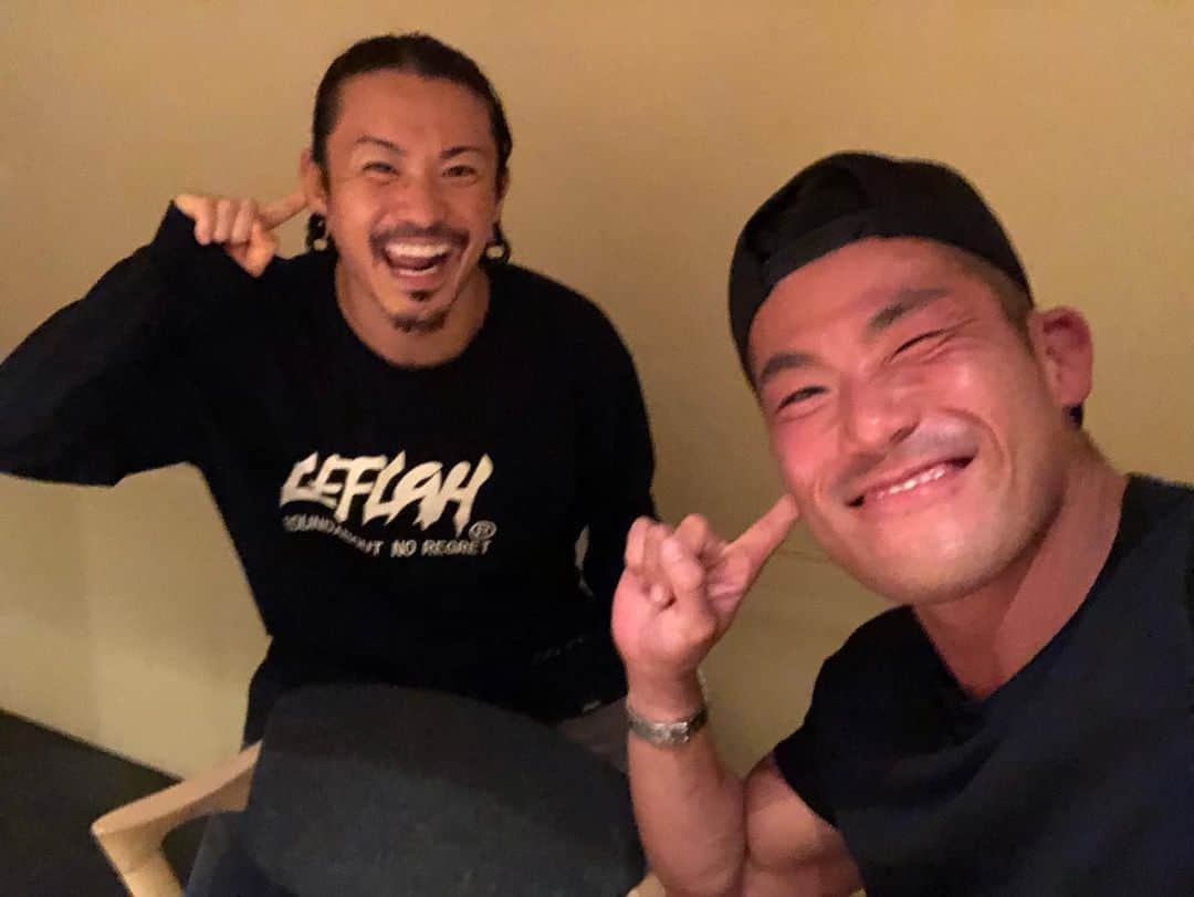 真田聖也のインスタグラム：「WANIMAのKENTAさんと偶然 ご一緒させていただきました。  実はSANAやんが良く言う「1番好きです」はKENTAさんから参考にさせていただきました🧏🏽」
