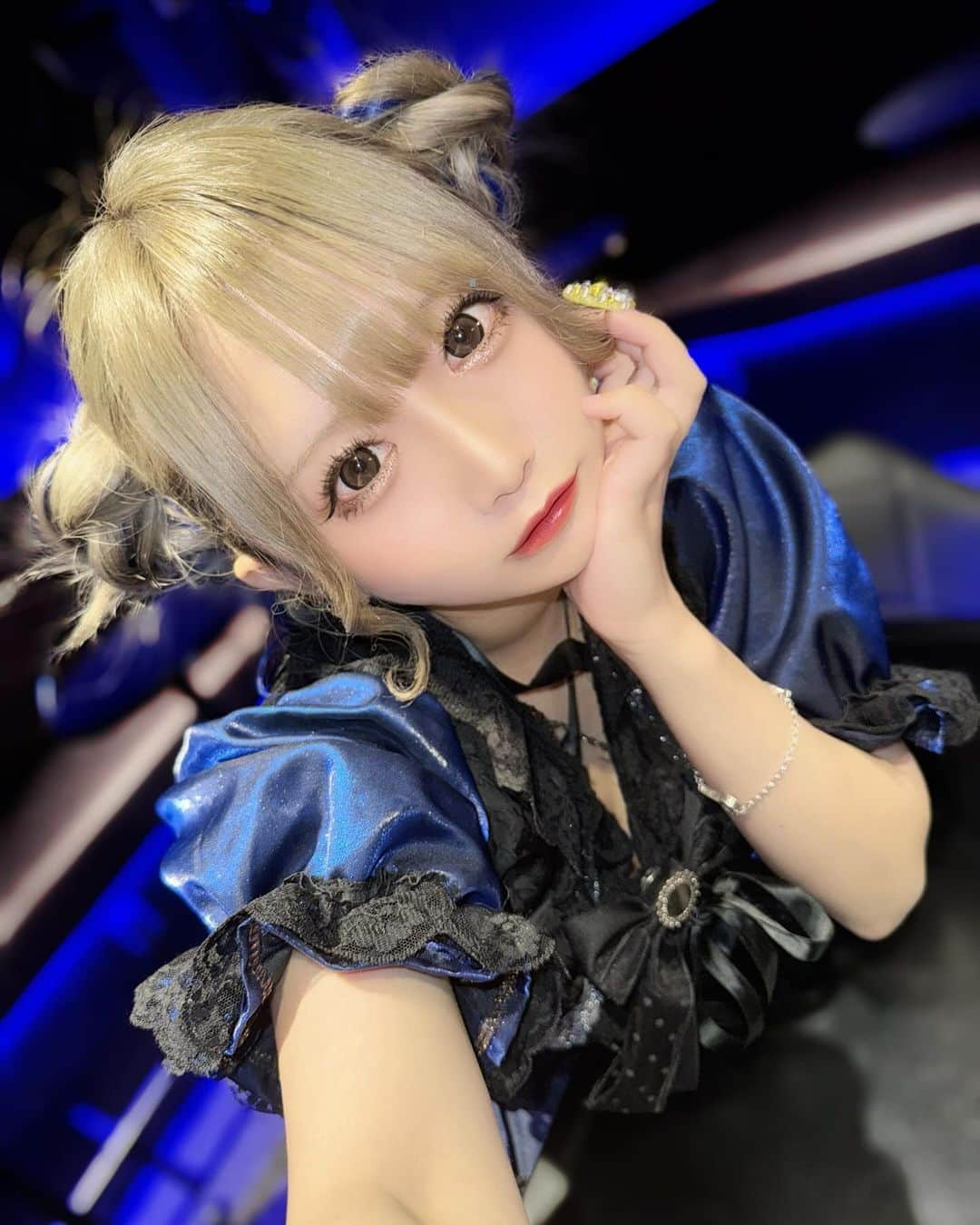 ゆゆぴょんのインスタグラム：「くらげヘアーって名前の髪型らしいˆ ඉ́ ̫ ඉ̀ ˆ . . .  #コンカフェ #コンカフェ嬢 #cosplay #cosplaygirl #japanesegirl #japanesecosplay #自撮り #自撮り界隈 #コスプレイヤー #セルカ #インナーカラー ー#メイド #歌舞伎町 #셀카 #셀카놀이 #얼스타그램 #코디 #코디스타그램 #地雷系女子 #地雷女  #いいね返し #いいねした人全員フォローする  #隠せないヲタク #隠せないをたく #ジラジョ #青メッシュ  #ハイトーン女子」