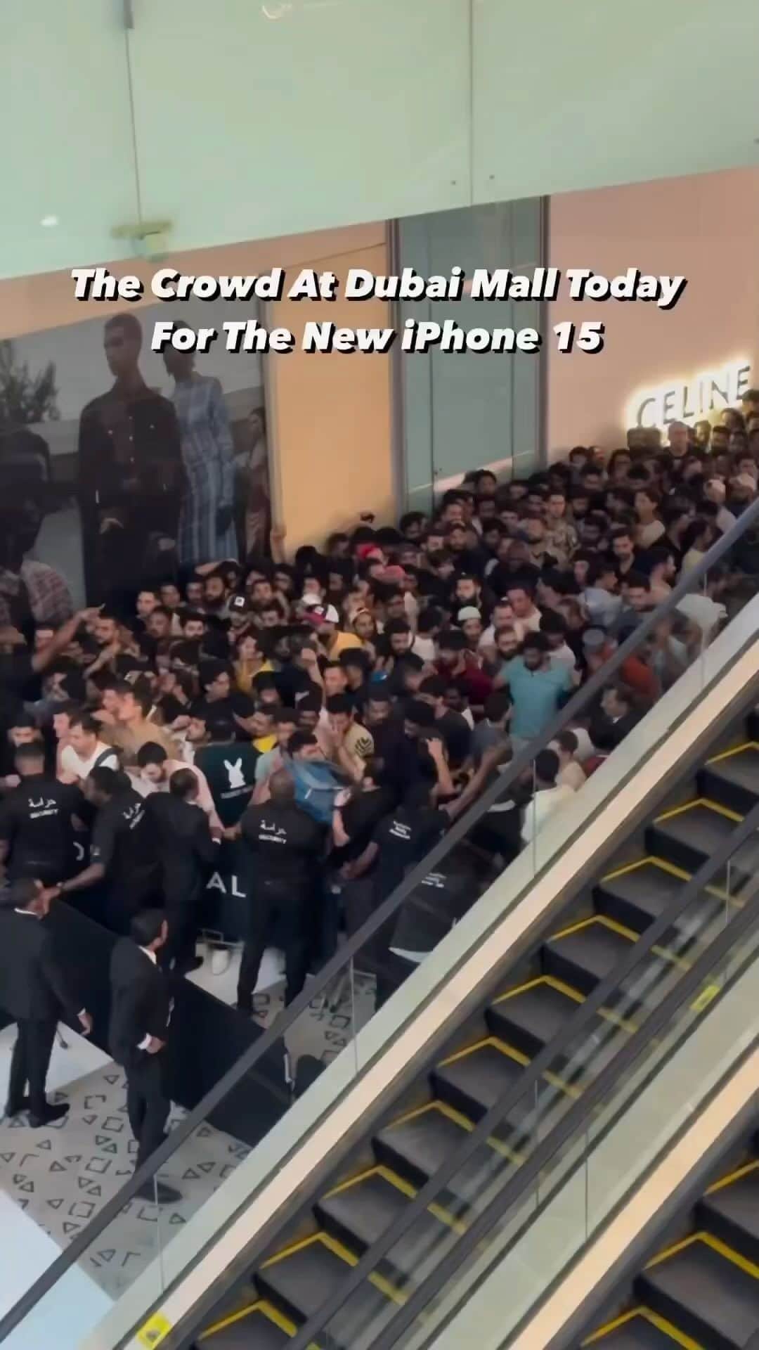 The Luxury Lifestyle Magazineのインスタグラム：「This was the lineup at 7am in Dubai Mall for the new iPhone 15 😳  Via: gulfbuzz」