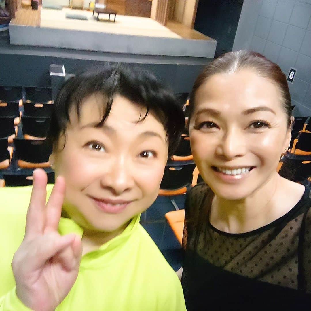 渡辺めぐみさんのインスタグラム写真 - (渡辺めぐみInstagram)「新宿シアタートップスに、ピンクの電話の都子ちゃんと旦那様でもある菅原大吉さんの舞台を観劇しに行きました🙂👍  一緒に行ったメンバーは、ピンクの電話のよっちゃんとおきゃんぴーのまぁーちゃん・麻里ちゃんと行きました。  お芝居は、17年前の再演の『満月』最高でした🙂⤴️⤴️  10月2日まで、公演してます。  お時間のある方、是非足を運んでください。  二人のやり取りが、本当に最高でした。  笑いあり涙あり、久しぶりに大笑いしました😁  その後、よっちゃんオススメの、とんかつを食べに行きましたが、よっちゃん、まぁーちゃん、麻里ちゃんと何時間おしゃべりしたかな（笑）（笑）  #満月 #焼酎 #舞台 #笑い #新宿シアタートップス #instagramjapan  @yoshiko_shimizu629  @masako.aloha  @okyanpii3」9月30日 9時18分 - meguheart