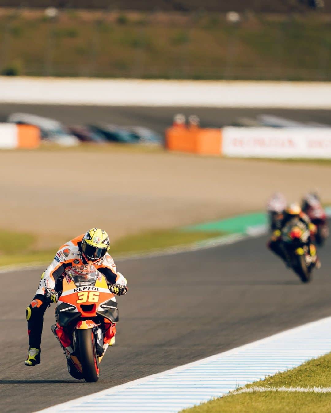 レプソル・ホンダのインスタグラム：「🛑🛑🛑 You could say @motegi_official is a little hard on the brakes 🛑🛑🛑  @joanmir36official working to get the RC213V stopped as he pushed for a top ten spot on Friday. More to come today at the #JapaneseGP 🇯🇵」