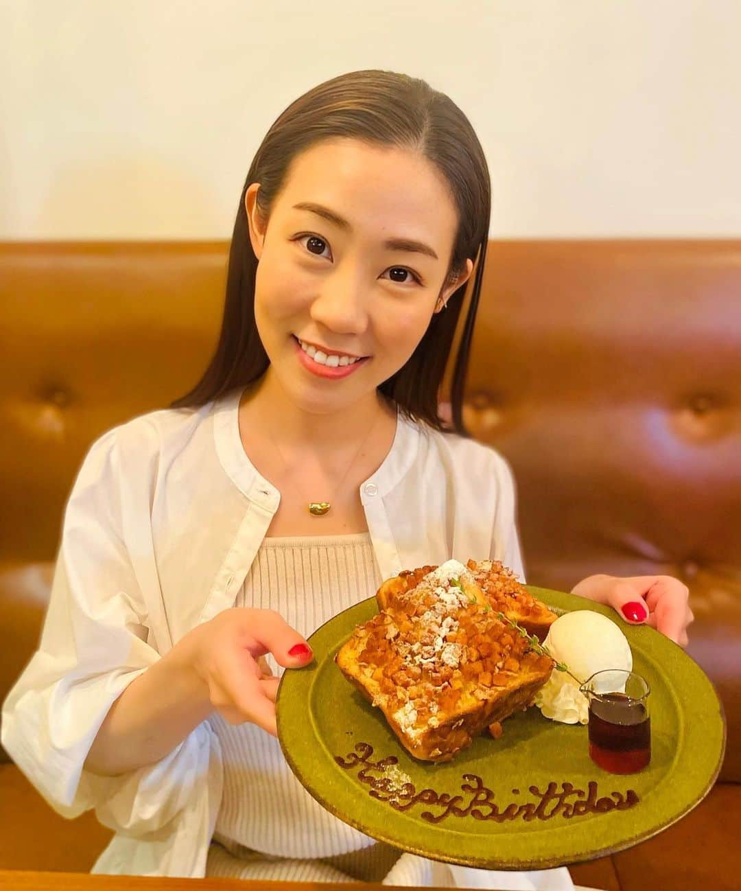 菜那くららさんのインスタグラム写真 - (菜那くららInstagram)「🎂✨✨  9月も今日で最終日‼︎ 今年も残り3ヶ月、、年々1年が早く感じます🥹💦  9月は誕生日もあり、 普段なかなか会えない方や同期、友人、 Instagramを見て下さってる方々から お祝いのメッセージをもらい、 とっても嬉しかったです🎂✨ ありがとうございます☺️💓  今年も笑顔で健康に過ごしたいと思います🫶  #誕生日 #両親に感謝 #いつもありがとう 🍀  同期の @chahoroo93 がお祝いしてくれた時の📸 昔っから私のスイーツに付き合ってくれる ちゃーちゃん🍰🍨🍫ありがとねっ😚💓 他にも色々食べたので、それは次の投稿で🤭  #誕生日プレート #フレンチトースト #スイーツ大好き」9月30日 9時24分 - nana_kurara