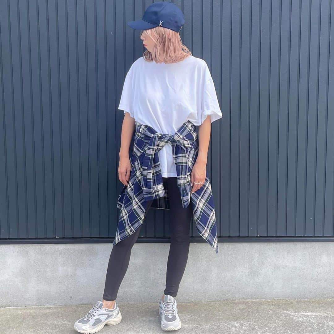 ryuu79hinaのインスタグラム：「UNIQLOのフランネルチェックシャツ #着回しコーデ ♡ ・ ・ シャツって着回しパターンいっぱいあっていいよね𓂃◌𓈒𓐍 腰巻きに肩がけバージョン🫶 ・ ・ size…Lサイズ カラー…67BLUE 商品番号：462406 ・ ・ #フランネルチェックシャツ #フランネルシャツ #ユニクロシャツアレンジ #uniqlo2023FW ━━━━━━━━━━━━━━━ #UNIQLO#ユニクロ#ユニクロコーデ#ユニクロ新作#着回し#着回しコーデ#秋コーデ#秋服#シャツコーデ#チェックシャツコーデ #コーデ記録#ママコーデ#40代コーデ#40代ママ#大人カジュアル#大人女子#大人コーデ#カジュアルコーデ#キャップコーデ#キャップ女子#スニーカーコーデ#スニーカー女子#シンプルコーデ#レギンス#レギンスコーデ#運動会コーデ」