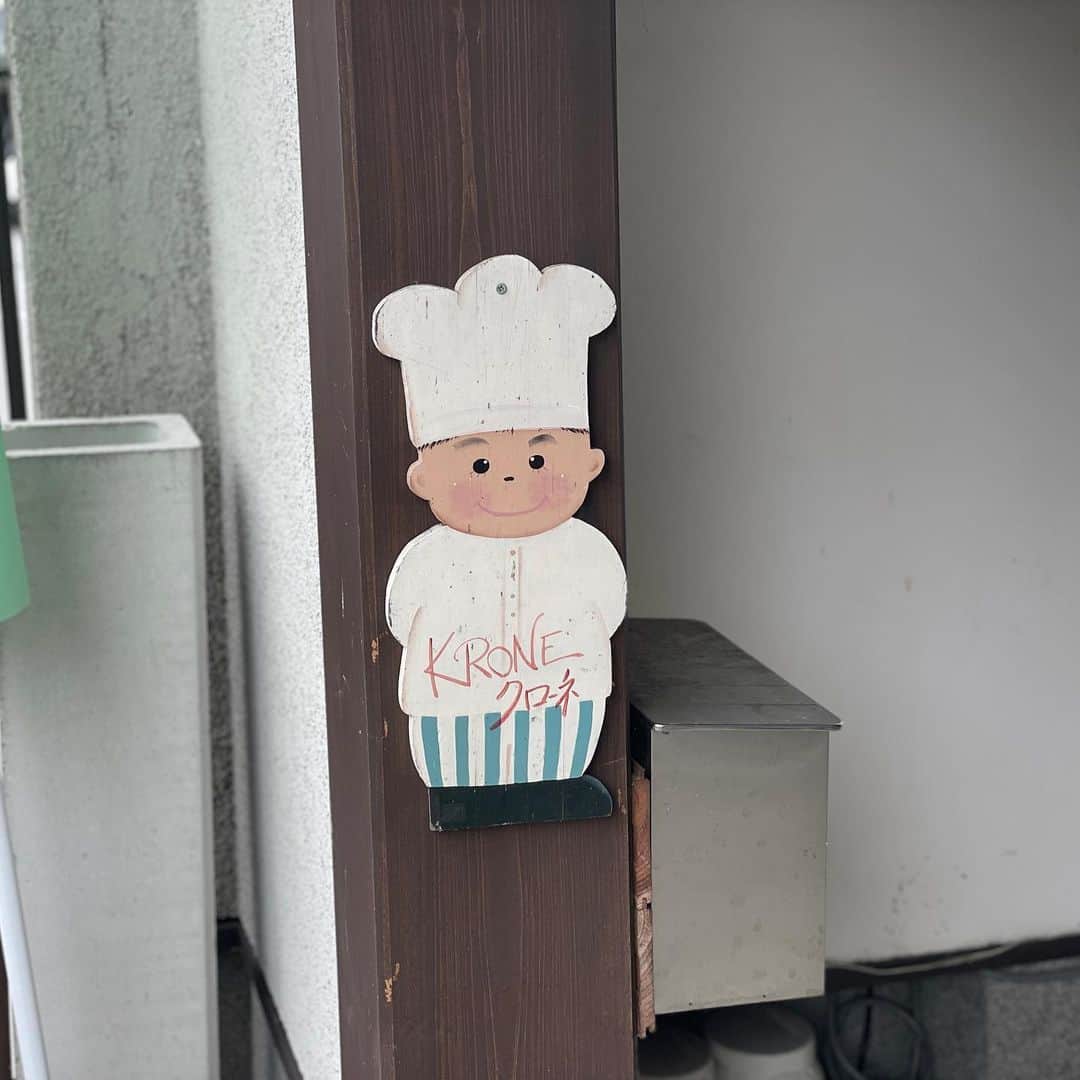 甲斐みのりさんのインスタグラム写真 - (甲斐みのりInstagram)「・ 大分の城下町・竹田。  クッキーの傘をかぶった 〈クローネ（開花堂）〉の「たぬき」ケーキ。 頭はバタークリーム、体は生クリーム、 ふたつのクリームを使っています。  〈HAJIMARI Beppu〉の客室や喫茶にも作品を展示する 美術ユニット・オレクトロニカのギャラリー〈不図〉も。 お向かいには〈nageia coffee〉。  雨降りのためまちあるきは控えめに。 〈但馬屋老舗〉ではお目当ての菓子が品切れで、 またゆっくりと伺いたい。  #旅のかけら別府 #たべるたのしみ #朝おやつ朝おやつ #朝おやつ」9月30日 9時27分 - minori_loule