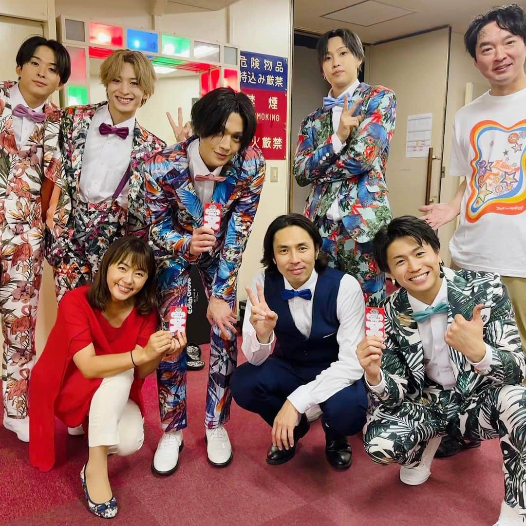 田中律子さんのインスタグラム写真 - (田中律子Instagram)「ライブステージ「BACK TO THE MEMORIES PART3」 29公演、全来場者56000人👏🏼👏🏼👏🏼 大千穐楽を迎えられました、ホントに本当にありがとうございました🙏  あたたかく毎公演笑ってくれたファンタファンのみなさま、ありがとうございました🤩  たくさんのスタッフのみなさんに支えられて全国各地で無事に公演ができました、大阪、名古屋、福岡、東京、この1か月で29公演‼️ありがとうございました🙏  大千穐楽は、ラスト2曲、Tell meダンスも全員で踊って（写真1枚目はリハーサル、4枚目ダンス本番💃）MVPも一緒に舞台をはじからはじまでファンタ全員と踊って盛り上げて、めちゃくちゃ楽しかったです😆こんな経験ができて、忘れられない仕事になりました🙌  袴田お父さん、進ちゃん、Fantastic6のみんな、スタッフのみなさま、観に来てくれたみなさま、本当にありがとうございました🙏  10月は久しぶりに沖縄の家に帰って、のんびりします🤭  #backtothememoriespart3  #fantastic6  #29公演  #無事終わった  #ありがとうございました  #大入袋いただきました #颯太ラジオで飛び出し #ラスト写真いないの #残念 #息子」9月30日 9時30分 - ri2kotanaka