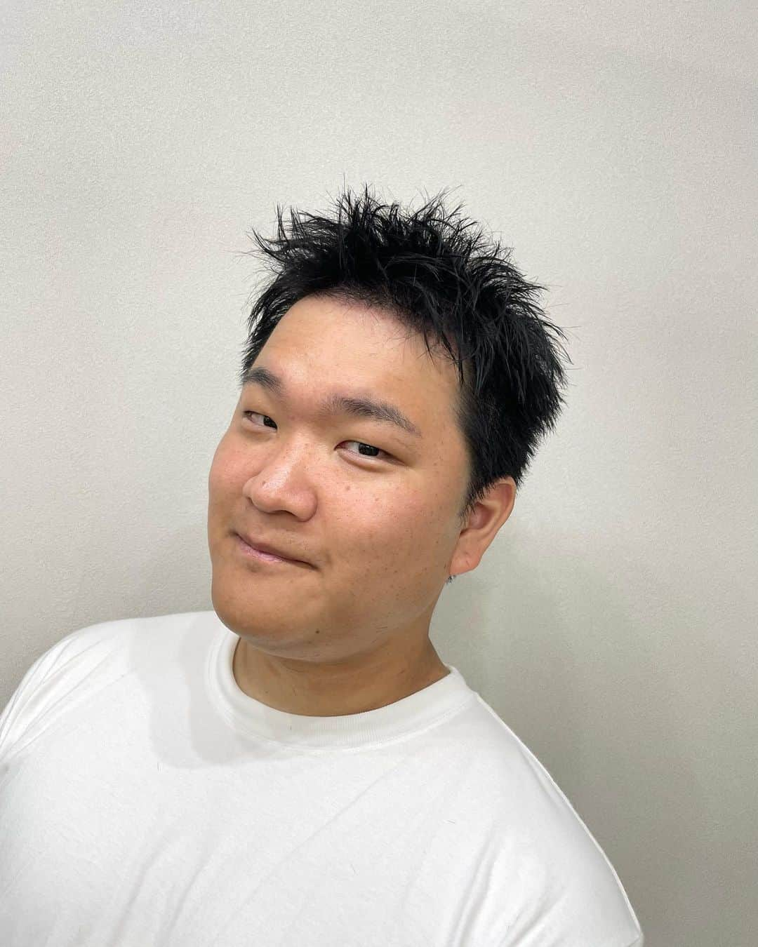 もるさんさんのインスタグラム写真 - (もるさんInstagram)「久しぶりにトミックさんをカット💇‍♂️ 撮影しに来てくれたのでカット動画(YouTubeショート)で上がるらしいのでぜひ見てください！  今回はザクザクのスパイキーショート💥 イケてますな😎😎😎  #トミック#料理男子#魚#ベリーショート#スパイキーショート#ザクザク#センターパート#マッシュ#モテ#韓国#韓国マッシュ#韓流#bts#メンズ#メンズヘア#メンズ特化#美容師#日本一#もるさん#マネージャー#クリエイティブディレクター#youtube#youtuber#ユーチューバー#aitokyo」9月30日 9時31分 - morusan_aitokyo