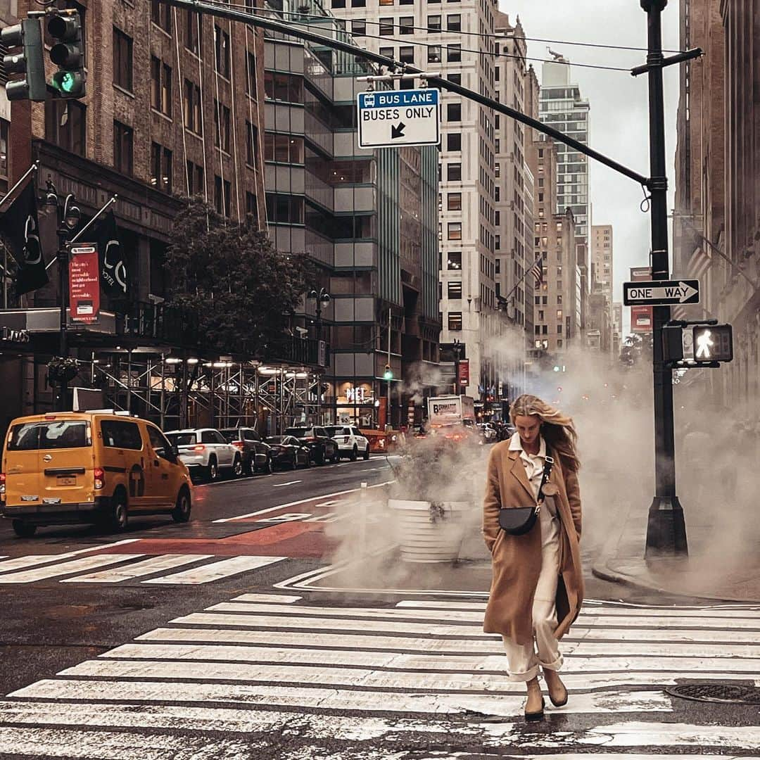 サマンサウィルスさんのインスタグラム写真 - (サマンサウィルスInstagram)「This captures the entire mood of NYC this week….torrential down pours and gloomy skies (controversial; but I looooove this weather).   In cooler weather the manhole covers produce more steam, but if you’re looking for the steamiest-steamy-steam, this one is pretty consistent year round—-it’s at: E45th st and Lexington Ave.  (I always envisage ninja turtles below 🐢🗡️🍕). x」9月30日 9時31分 - samanthawills