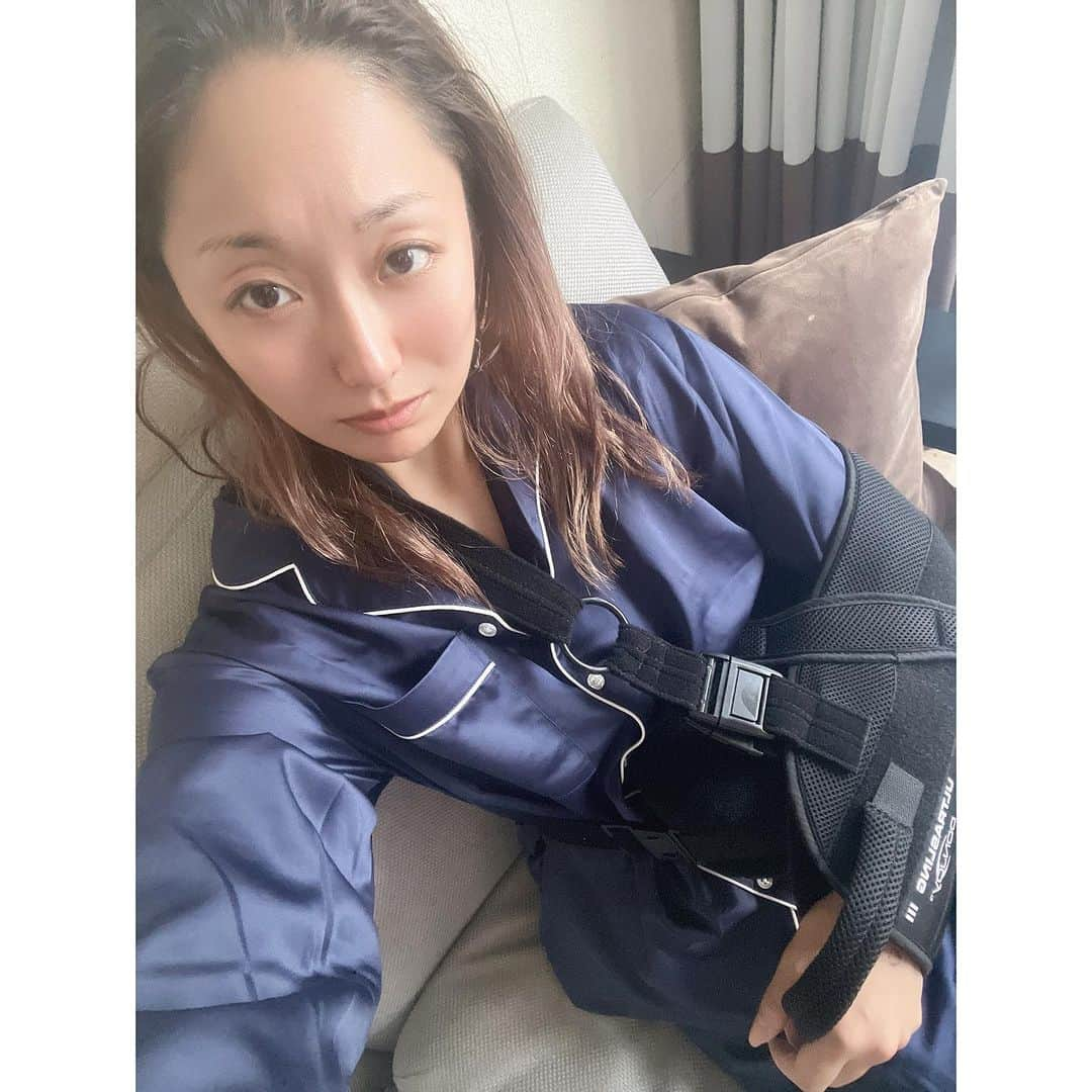 安藤美姫のインスタグラム：「Hello everyone😊  It's a private matter, but Recently, the condition of my right shoulder, which I injured during my active career, has become worse than I expected, and I have decided to undergo surgery. I would like to inform you that I have successfully completed the surgery and been discharged from the hospital.  All the details in English please scroll through the photos.   🙇🏻‍♀️ご報告🙇🏻‍♀️  皆様　こんにちは 私事ではございますが この度　現役の頃に痛めた右肩の状態が思っていたよりも悪くなっており手術することになり 無事に手術を終え退院致しましたのでご報告させて頂きます。  2006年の全日本選手権ショートプログラムのスピンの最中に右肩を脱臼し　 世界選手権の選考会でもあった大事な試合でしたのでそのまま演技を続けた結果  “右肩　関節唇損傷” “脱臼”  の怪我。 世界選手権の代表に選ばれ手術を断念。 その後も当時は金属アレルギーがあった事で手術への不安があったり やそれ以上にまだまだ成長して頑張りたいという気持ちが強くあったため　日々のリハビリとトレーニングで肩の筋肉強化に励み　ケアしながら現役生活を送っていました。  当時は演技中もテーピングをしてサポートしても角度によって肩が外れたり 夜　寝ているだけでも外れたりしていました。 それでもなかなか手術するという決断にはならず プロスケーターになって10年 これからの人生 そしてコーチとしてまだまだこれからと言う思いから 再検査をした結果  “関節唇損傷‘ “関節内遊離体(関節ネズミ)” “骨が欠けている” “脱臼”  など悪化している事がわかり 今後の私生活の事も考え思い切って手術する決断に至りました。  手術としては  “関節内遊離体(関節ネズミ)の除去” “関節鏡視下関節唇形成手術”  です。  実家の近くの先生に無理を言ってレッスン後にレントゲンを撮って頂き良くない状態なのではないか？ という適切なご判断から 現役の頃からお世話になっていた病院で後日レントゲン/CT/MRIの検査を急遽して頂き 当時も筋力でと手術回避の選択を下さった先生に  “手術した方が良いね“  と言われた事で自分の中でも納得する事ができ手術という決断に至りました。  名古屋で肩専門の先生にもお会いする事ができ 東京の先生をご紹介頂き 最善の選択と最高の手術をして頂きました。  手術は最高な先生方チームのサポートがある 信頼できる先生方がして下さる手術だったので 怖さも不安もなく受ける事ができました。 そして術後も看護師の皆様のケアもあり痛みも我慢する事ができました。 本当に  ”ありがとうございました“  感謝の気持ちでいっぱいです！！！  今　現状　術後なので右肩の痛みはありますし右手は使えませんが元気に安静にしております😊 これからリハビリも始まっていきケアしながらの日々が続きますが また　氷の上で皆様に元気な姿でお会いできます事 楽しみにしております🙇🏻‍♀️🙇🏻‍♀️🙇🏻‍♀️  私事ではありましたが 最後まで読んで頂き ありがとうございました。  PS. (術後の右肩本当はめっちゃ痛い😩😭笑) 　　　　　　 　　　　　　　　　with love… 　　　　　　　　　　プロスケーター 安藤美姫  #安藤美姫 #関節鏡視下関節唇形成手術 #関節唇形成術  #関節鏡視下手術  #手術 #mikiando」