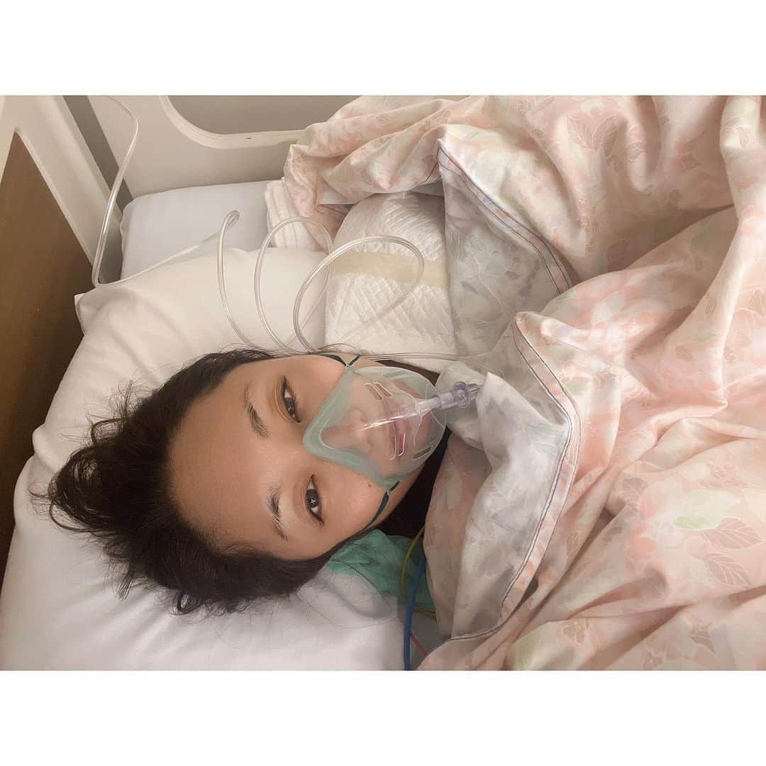 安藤美姫さんのインスタグラム写真 - (安藤美姫Instagram)「Hello everyone😊  It's a private matter, but Recently, the condition of my right shoulder, which I injured during my active career, has become worse than I expected, and I have decided to undergo surgery. I would like to inform you that I have successfully completed the surgery and been discharged from the hospital.  All the details in English please scroll through the photos.   🙇🏻‍♀️ご報告🙇🏻‍♀️  皆様　こんにちは 私事ではございますが この度　現役の頃に痛めた右肩の状態が思っていたよりも悪くなっており手術することになり 無事に手術を終え退院致しましたのでご報告させて頂きます。  2006年の全日本選手権ショートプログラムのスピンの最中に右肩を脱臼し　 世界選手権の選考会でもあった大事な試合でしたのでそのまま演技を続けた結果  “右肩　関節唇損傷” “脱臼”  の怪我。 世界選手権の代表に選ばれ手術を断念。 その後も当時は金属アレルギーがあった事で手術への不安があったり やそれ以上にまだまだ成長して頑張りたいという気持ちが強くあったため　日々のリハビリとトレーニングで肩の筋肉強化に励み　ケアしながら現役生活を送っていました。  当時は演技中もテーピングをしてサポートしても角度によって肩が外れたり 夜　寝ているだけでも外れたりしていました。 それでもなかなか手術するという決断にはならず プロスケーターになって10年 これからの人生 そしてコーチとしてまだまだこれからと言う思いから 再検査をした結果  “関節唇損傷‘ “関節内遊離体(関節ネズミ)” “骨が欠けている” “脱臼”  など悪化している事がわかり 今後の私生活の事も考え思い切って手術する決断に至りました。  手術としては  “関節内遊離体(関節ネズミ)の除去” “関節鏡視下関節唇形成手術”  です。  実家の近くの先生に無理を言ってレッスン後にレントゲンを撮って頂き良くない状態なのではないか？ という適切なご判断から 現役の頃からお世話になっていた病院で後日レントゲン/CT/MRIの検査を急遽して頂き 当時も筋力でと手術回避の選択を下さった先生に  “手術した方が良いね“  と言われた事で自分の中でも納得する事ができ手術という決断に至りました。  名古屋で肩専門の先生にもお会いする事ができ 東京の先生をご紹介頂き 最善の選択と最高の手術をして頂きました。  手術は最高な先生方チームのサポートがある 信頼できる先生方がして下さる手術だったので 怖さも不安もなく受ける事ができました。 そして術後も看護師の皆様のケアもあり痛みも我慢する事ができました。 本当に  ”ありがとうございました“  感謝の気持ちでいっぱいです！！！  今　現状　術後なので右肩の痛みはありますし右手は使えませんが元気に安静にしております😊 これからリハビリも始まっていきケアしながらの日々が続きますが また　氷の上で皆様に元気な姿でお会いできます事 楽しみにしております🙇🏻‍♀️🙇🏻‍♀️🙇🏻‍♀️  私事ではありましたが 最後まで読んで頂き ありがとうございました。  PS. (術後の右肩本当はめっちゃ痛い😩😭笑) 　　　　　　 　　　　　　　　　with love… 　　　　　　　　　　プロスケーター 安藤美姫  #安藤美姫 #関節鏡視下関節唇形成手術 #関節唇形成術  #関節鏡視下手術  #手術 #mikiando」9月30日 9時33分 - miki_m_ando0403