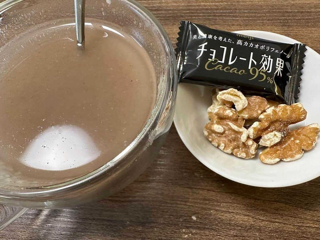 島香織のインスタグラム：「今朝の始まりはヤンノーハトムギ茶と高カカオチョコレート、くるみ ＃ブログおはなしまこ ＃YouTubeしまこのへや #インスタグラム」