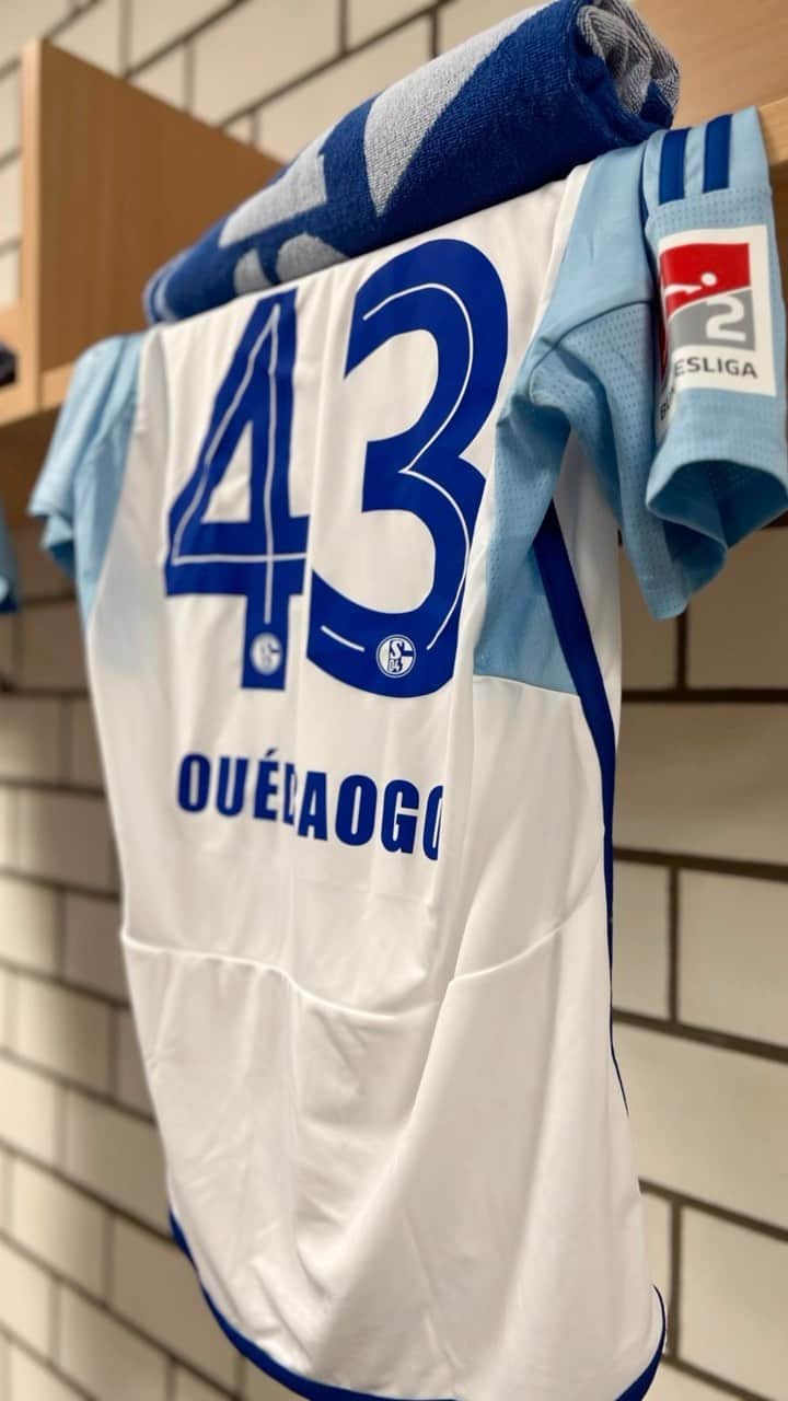 シャルケ04のインスタグラム：「Ihr packt das heute, Männer! 🤞🏽 . . #Schalke #S04 #Matchday #Football #Soccer #Fußball #Futbol #Knappen #EinLebenLang #🔵⚪️」