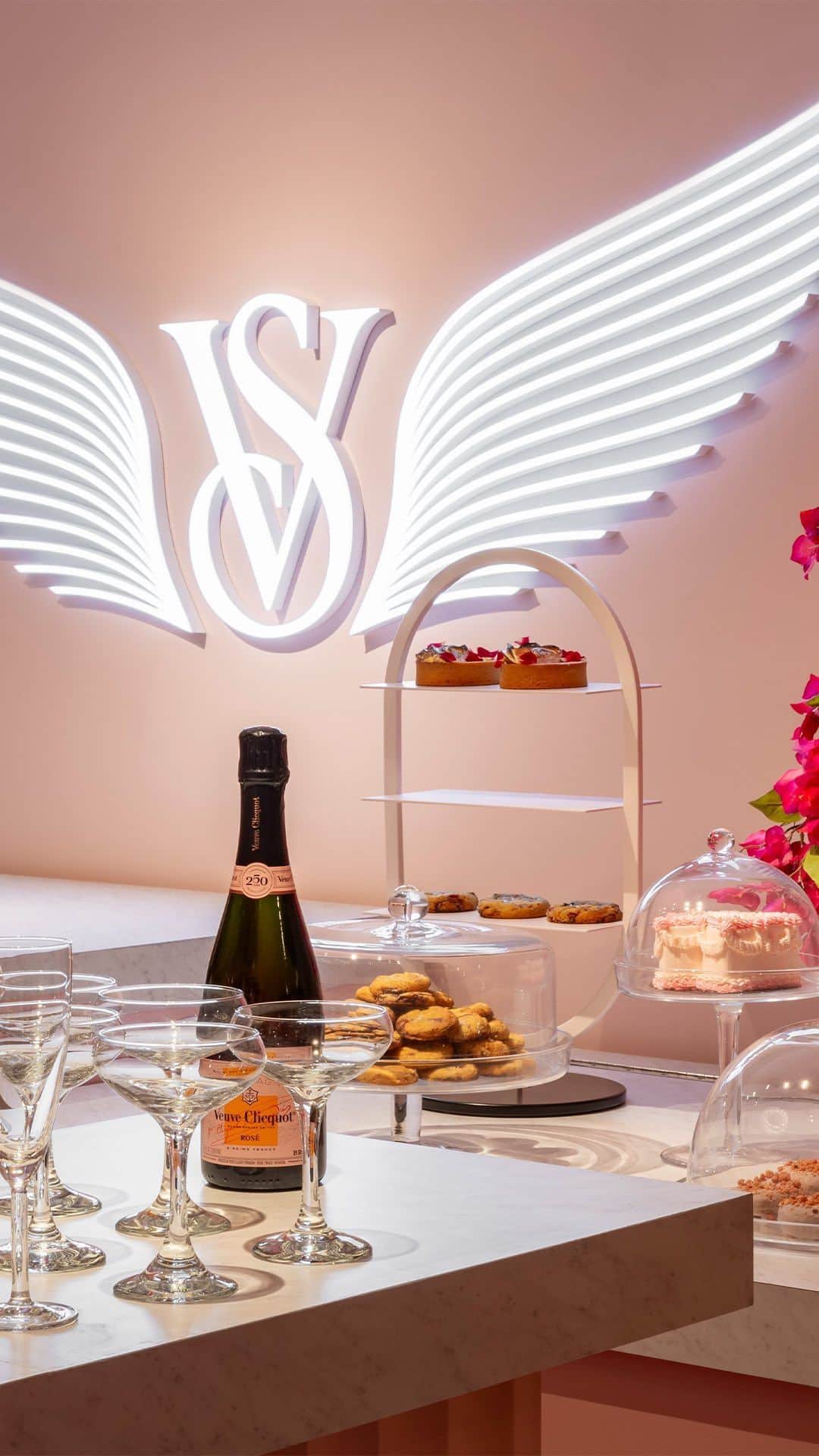 のインスタグラム：「Pop, fizz, clink: our champagne bar is NOW open and it’s bubbling with excitement! Join us for sips, snacks, and sweets to toast #TheTour23 special at the 5th Avenue Flagship in Midtown, NYC. For more details, check out #VSNow through the link in bio.」