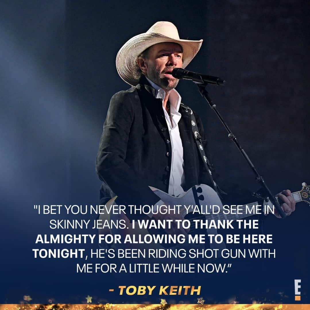 E! Onlineさんのインスタグラム写真 - (E! OnlineInstagram)「Toby Keith is raising his red solo cup. ❤️ Read more from his tear-jerking acceptance speech during the #PCCAs at the link in our bio. (📷: Getty)」9月30日 1時00分 - enews
